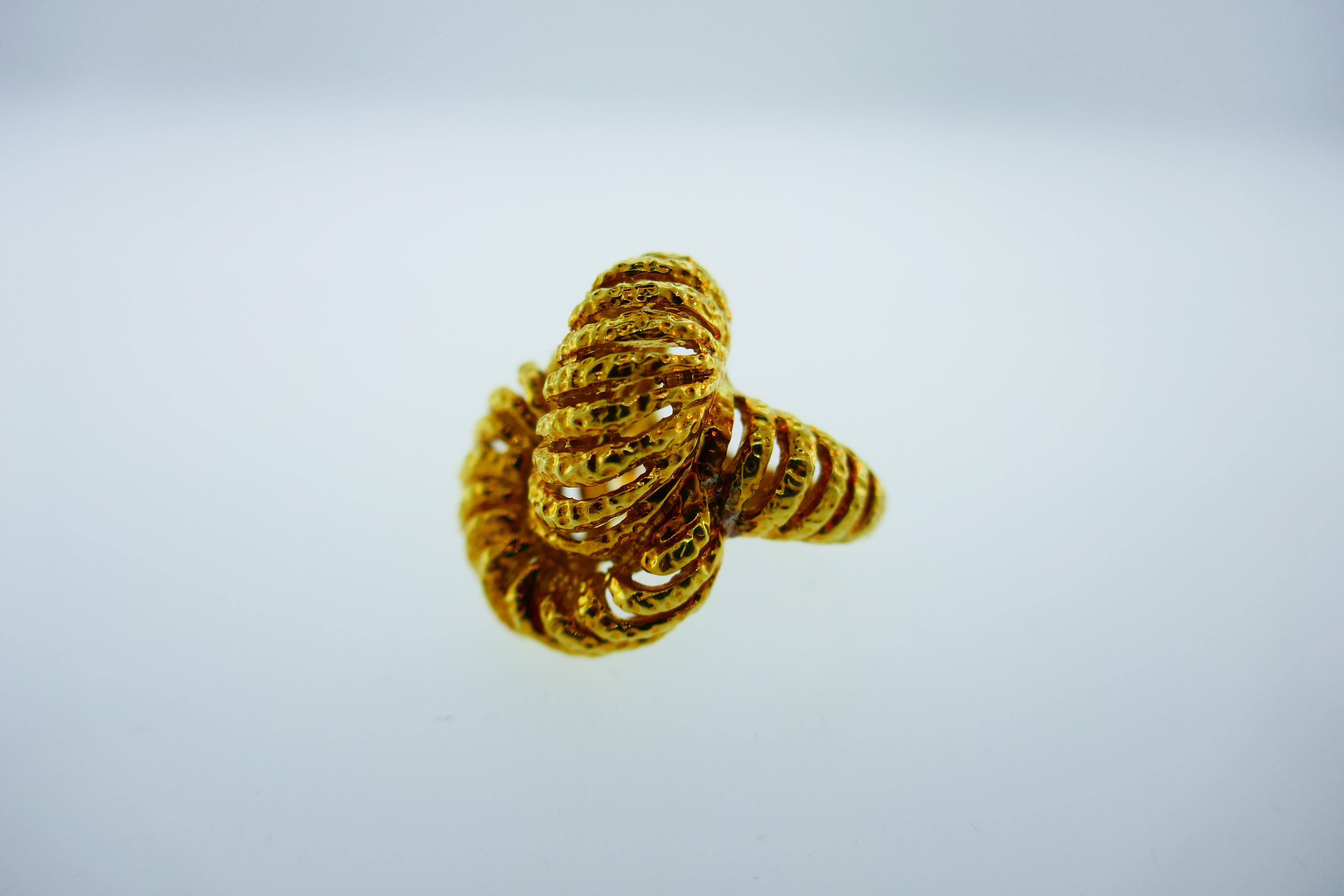 Van Cleef & Arpels Paris 18k Hammered Yellow Gold Knot Ring Vintage, circa 1980s 5