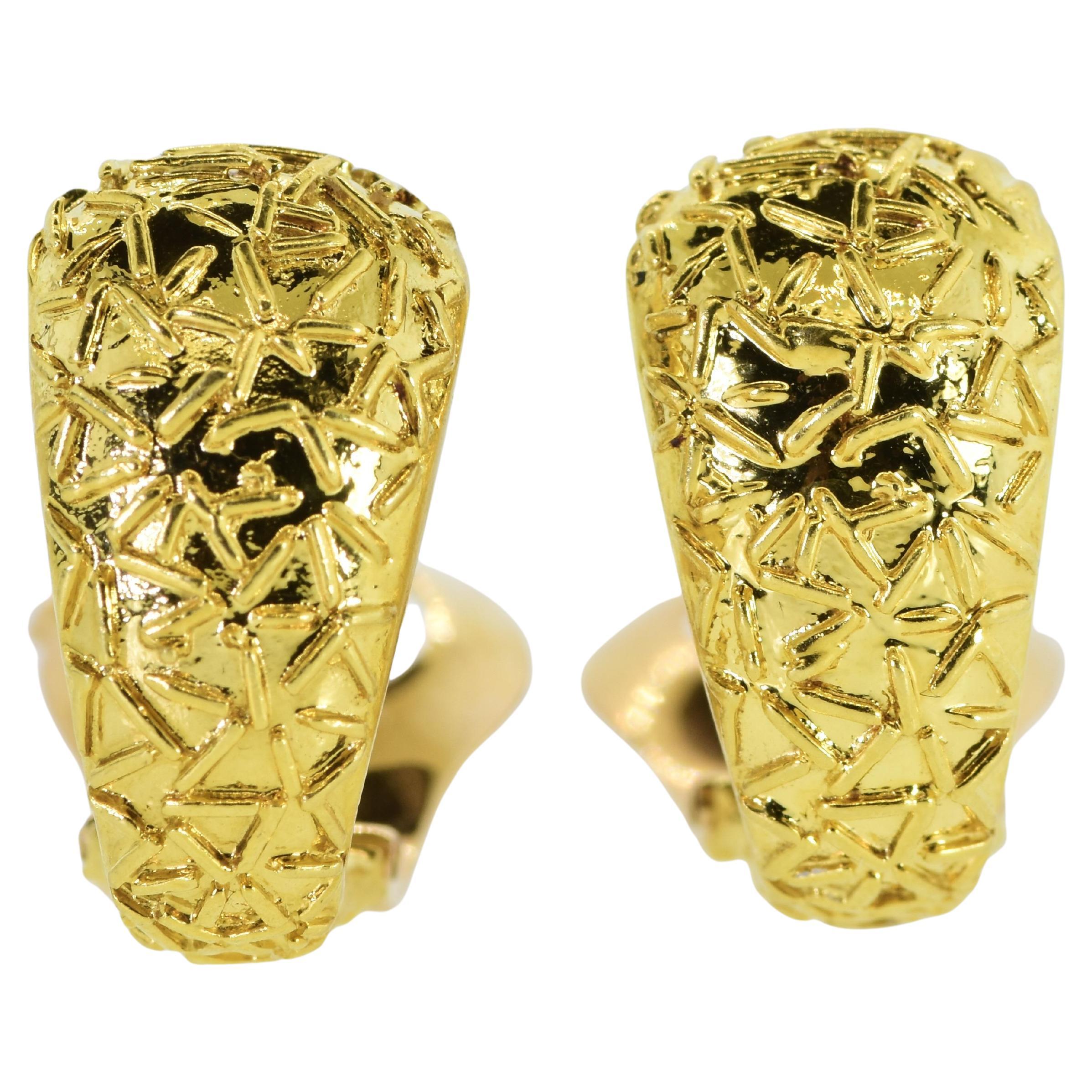 Pendientes de oro amarillo texturado de 18 quilates de Van Cleef & Arpels, París. La parte delantera de estos aros de media caña tiene una cuerda aplicada con un motivo de fideos que les da una pátina maravillosa que atrapa la luz. Estos pendientes