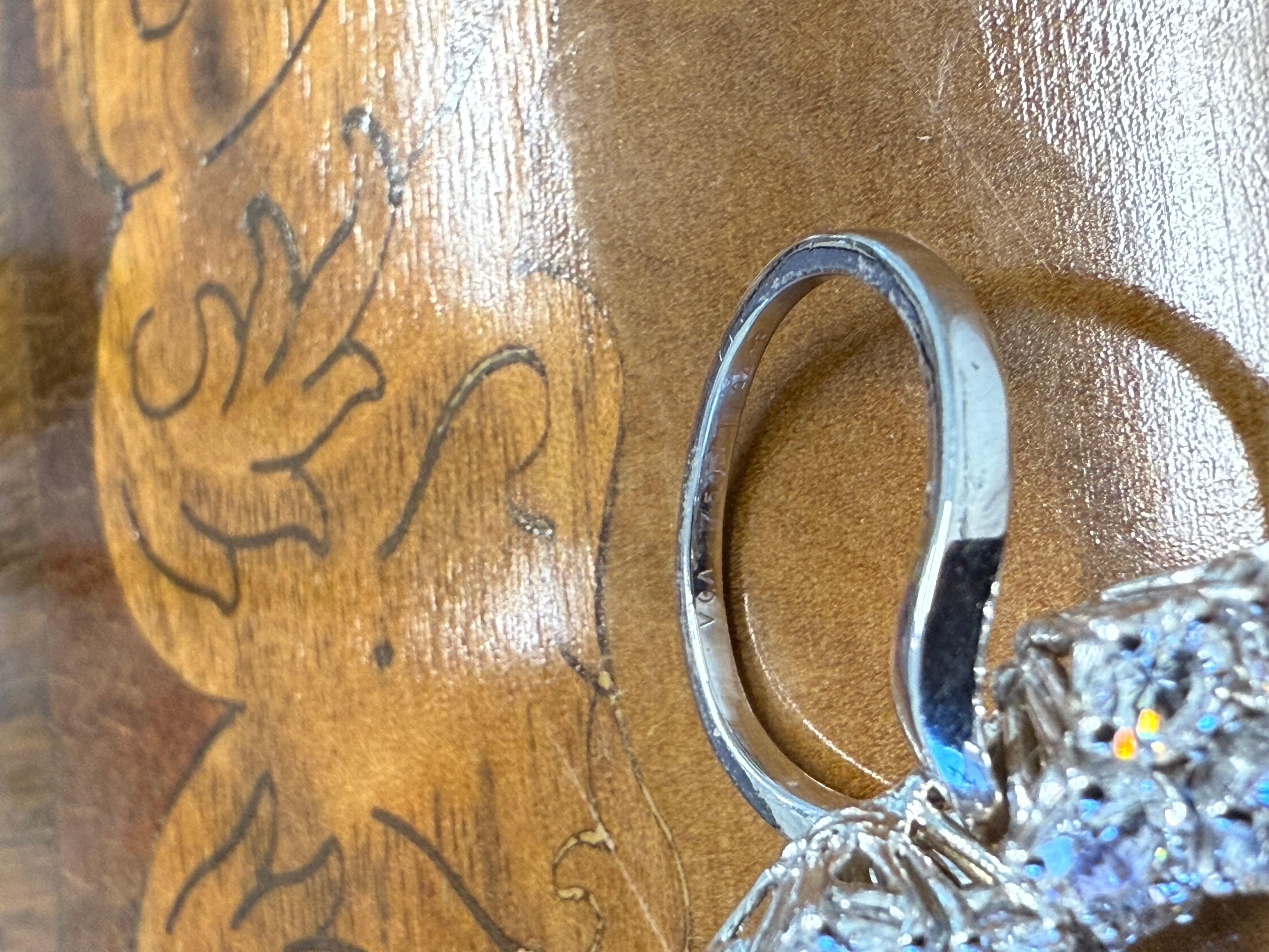 Van Cleef & Arpels Paris by Andre Vassort 18k White Gold & Diamond Fleurette Ring 1970s Vintage



Here is your chance to purchase a beautiful and highly collectible designer ring.


The ring is set in 18 karat white gold with 1.70 Carats of E,F and