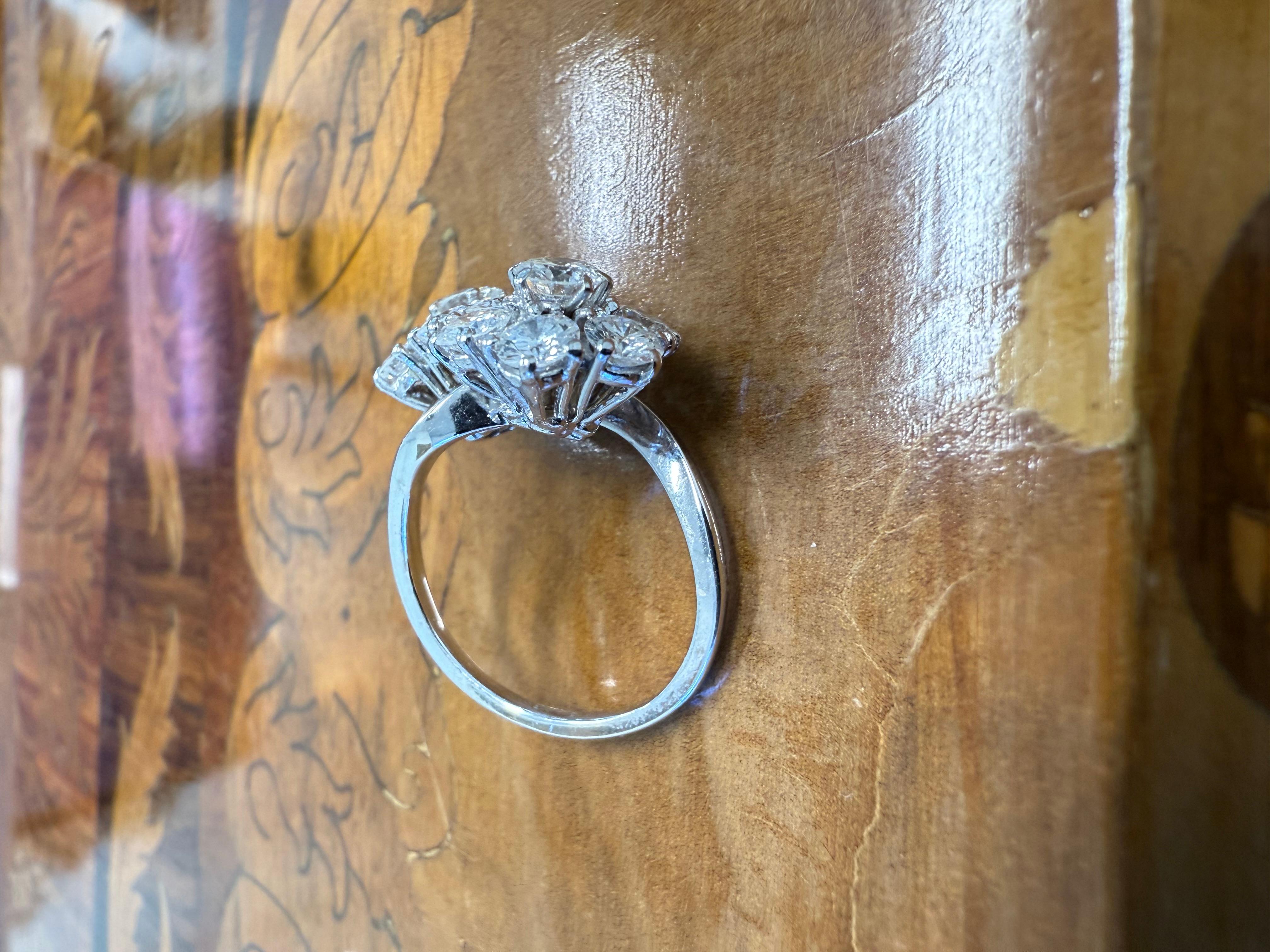 Round Cut VAN CLEEF & ARPELS Paris 18k White Gold & Diamond Fleurette Ring 1970s Vintage For Sale
