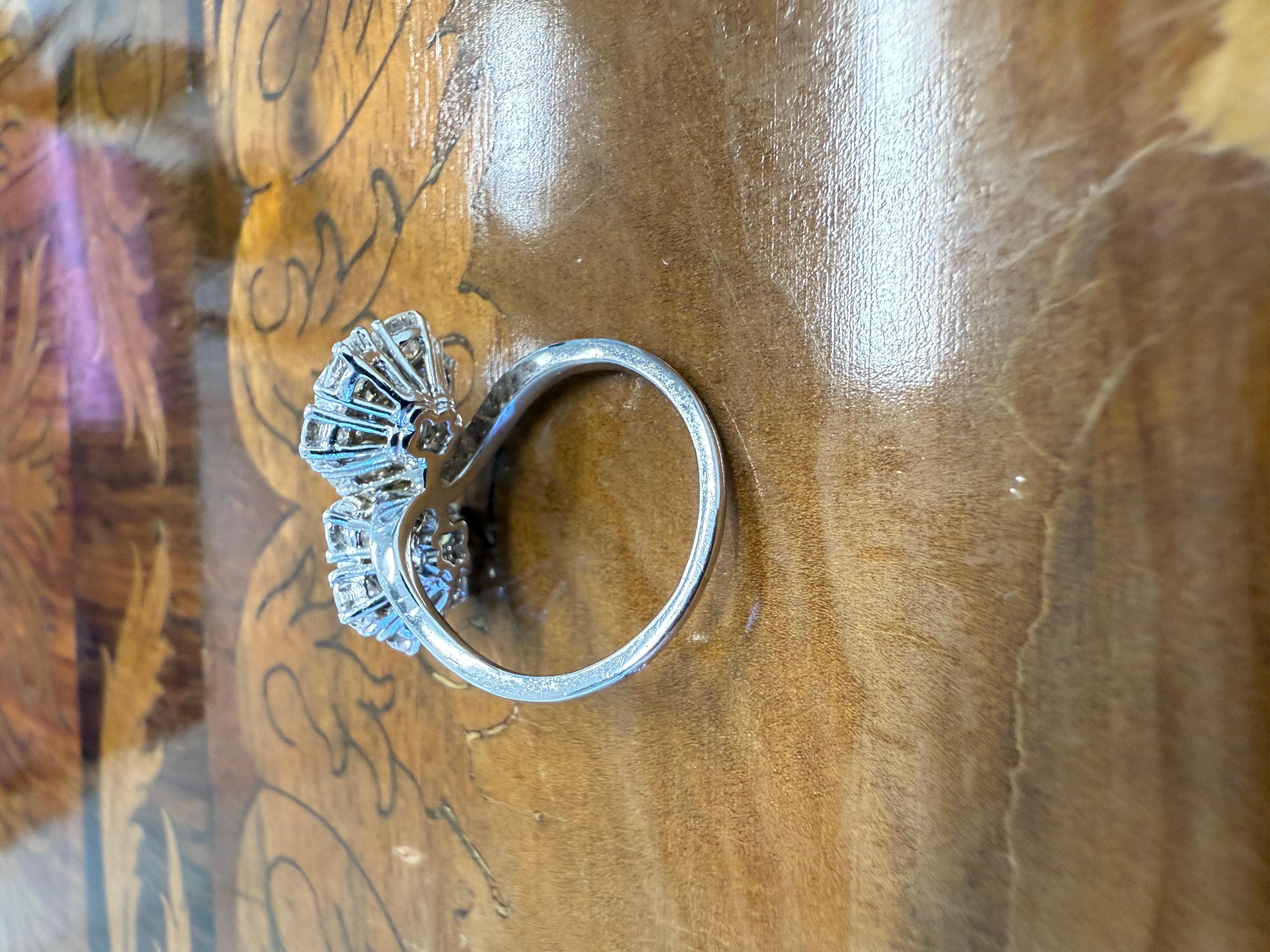 VAN CLEEF & ARPELS Paris 18k White Gold & Diamond Fleurette Ring 1970s Vintage In Excellent Condition For Sale In Beverly Hills, CA