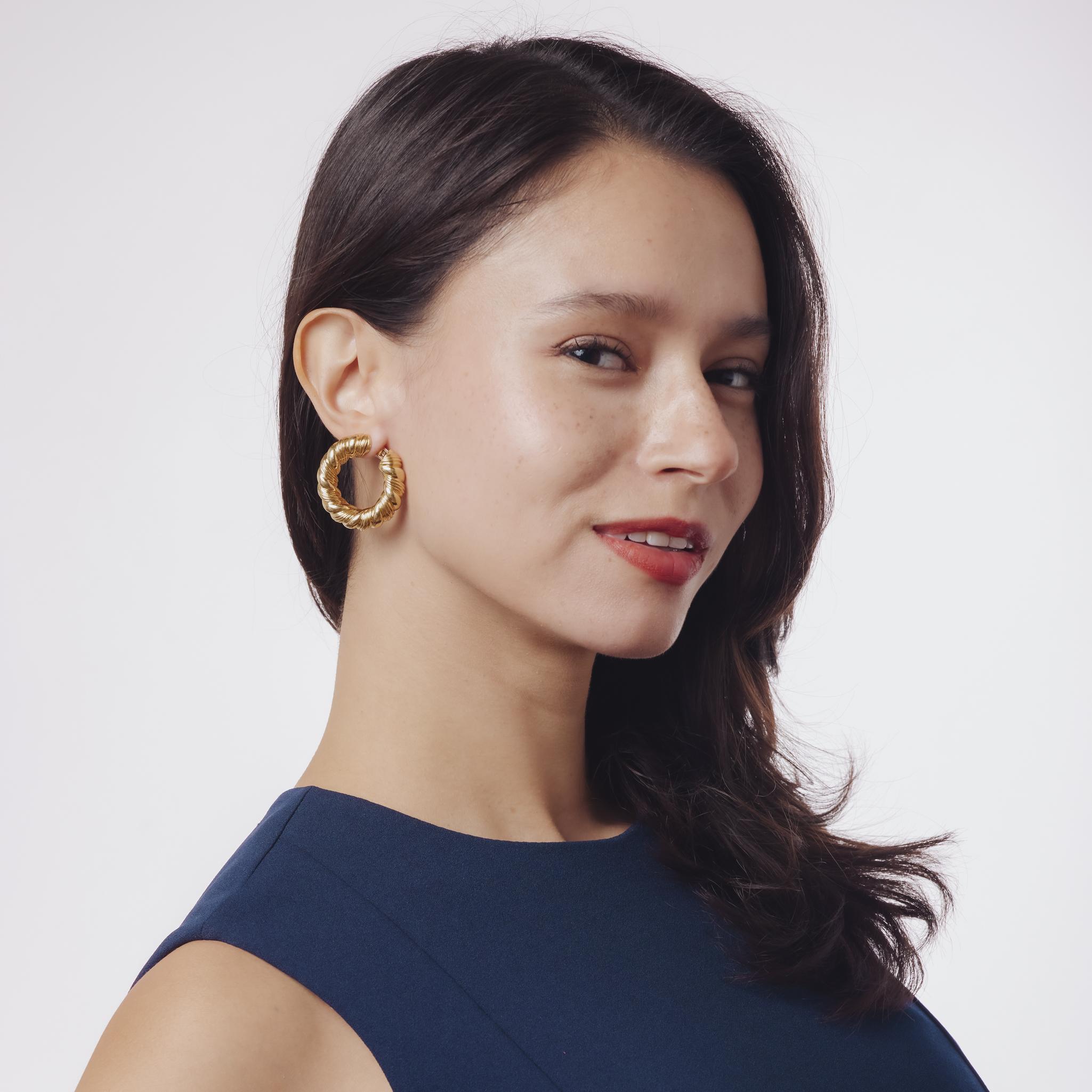 Questi orecchini Van Cleef & Arpels Mid Century in oro giallo 18 carati presentano un design scultoreo e una lavorazione impeccabile, incarnando un lusso e un'eleganza senza tempo.