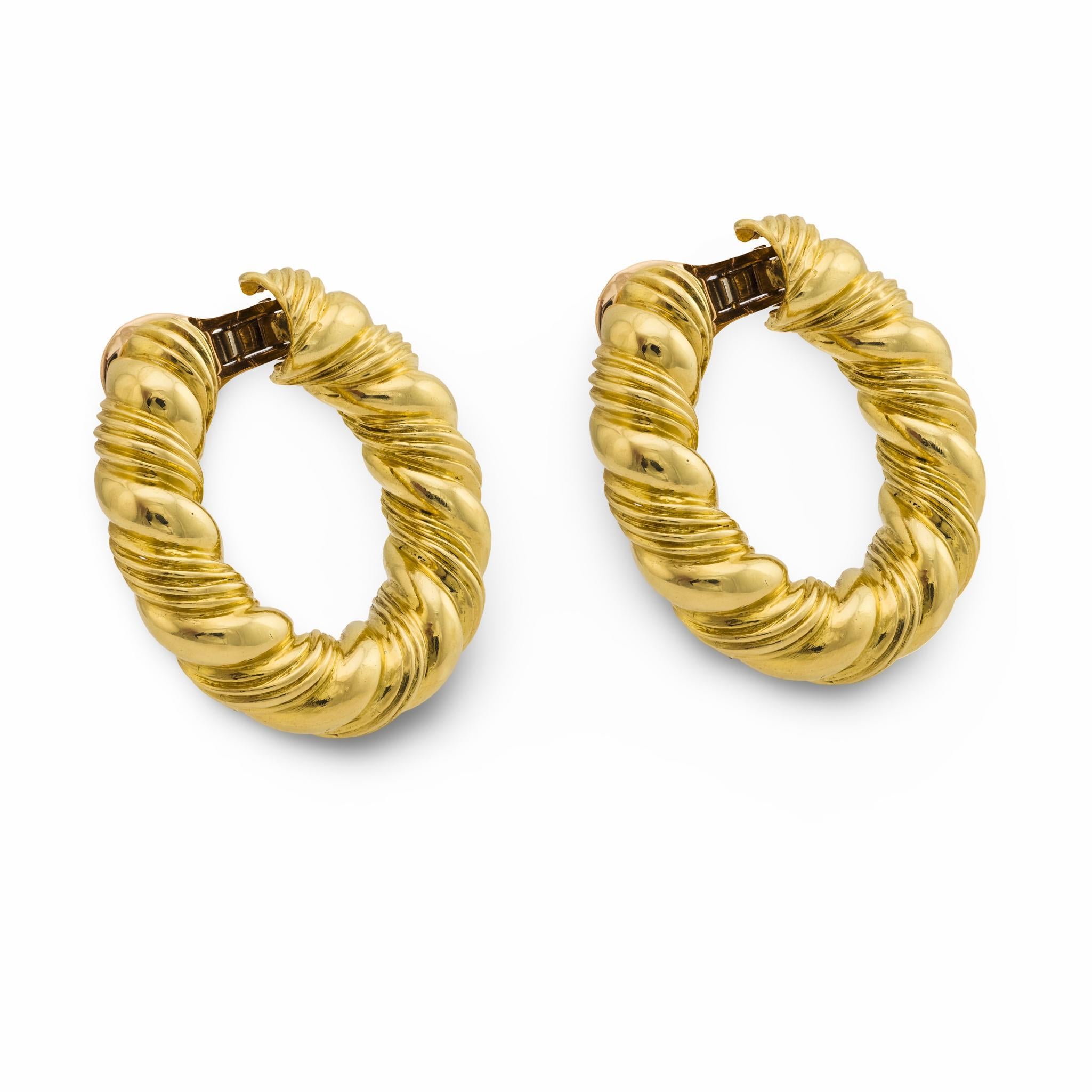 Contemporaneo Orecchini a cerchio Van Cleef & Arpels Paris in oro giallo 18k Andre Vassort in vendita