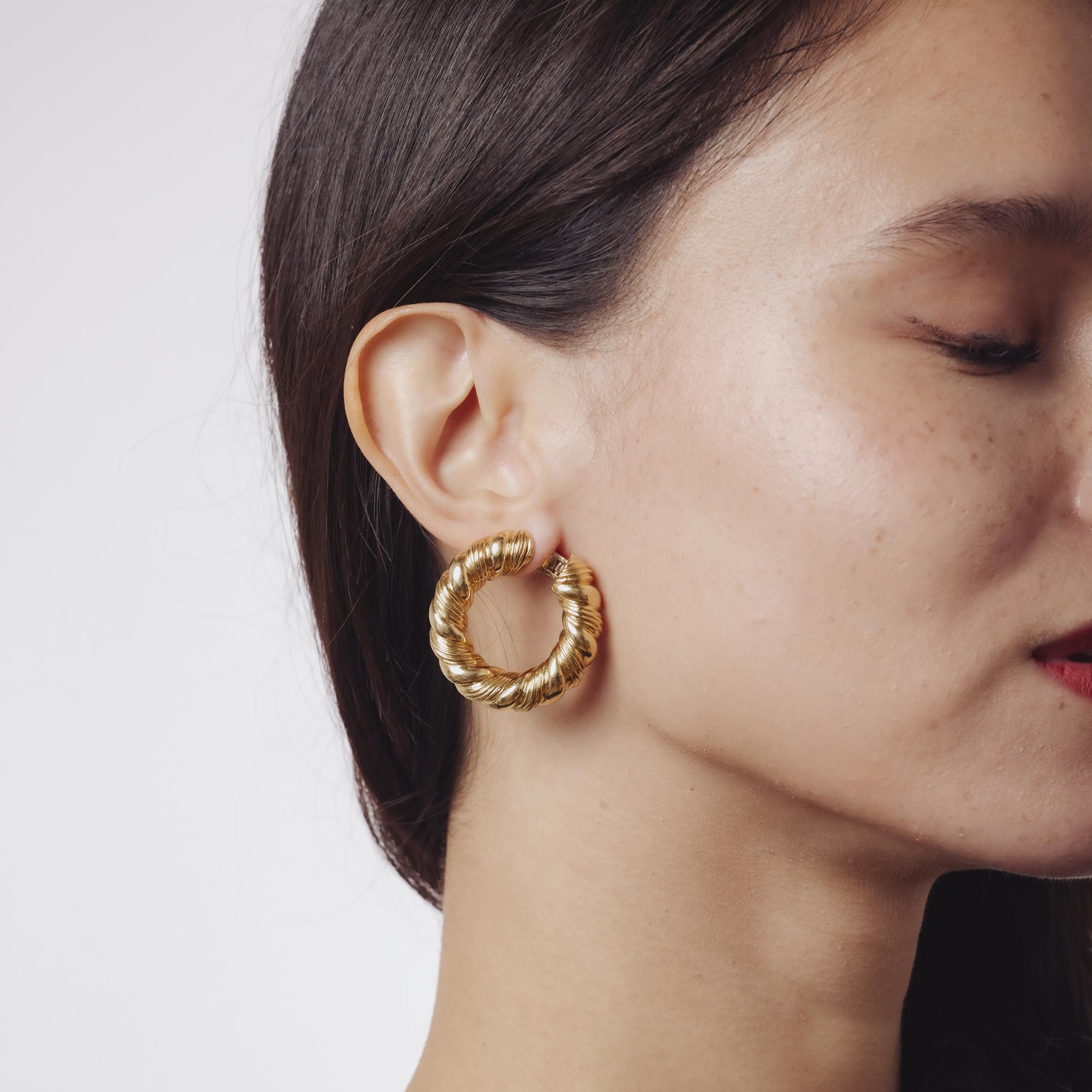 Orecchini a cerchio Van Cleef & Arpels Paris in oro giallo 18k Andre Vassort In condizioni buone in vendita a Beverly Hills, CA