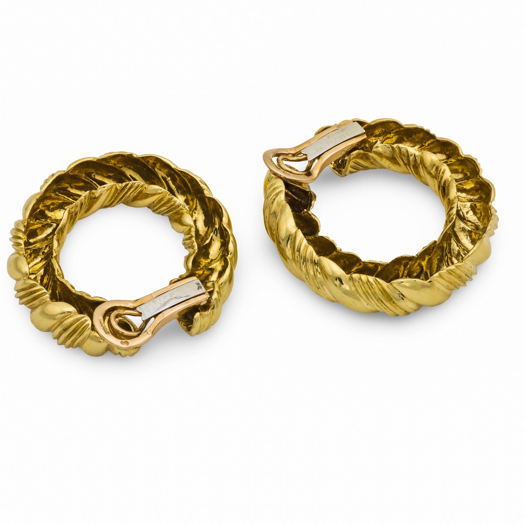 Donna Orecchini a cerchio Van Cleef & Arpels Paris in oro giallo 18k Andre Vassort in vendita