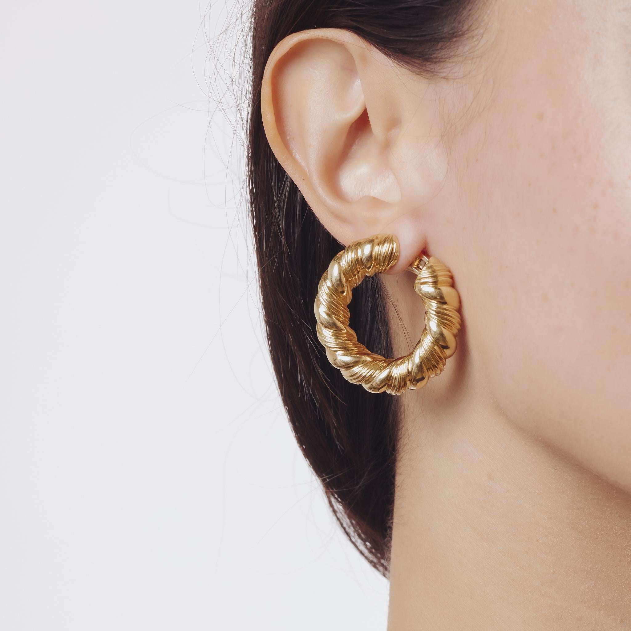 Orecchini a cerchio Van Cleef & Arpels Paris in oro giallo 18k Andre Vassort in vendita 1
