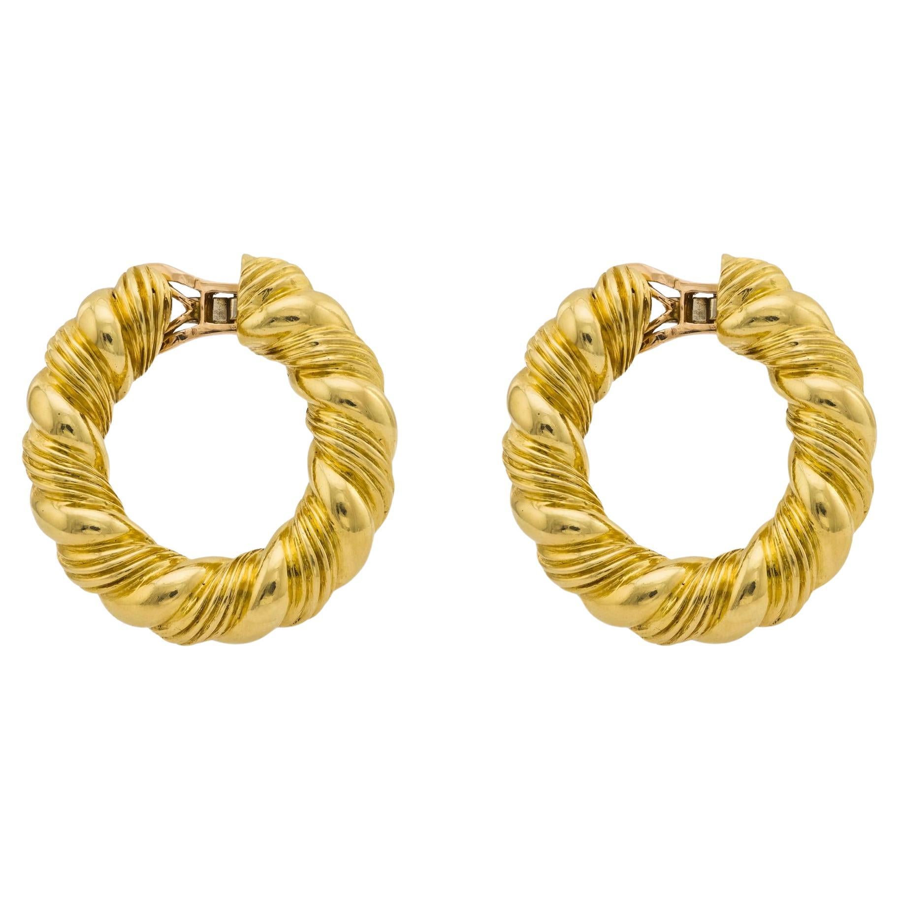 Orecchini a cerchio Van Cleef & Arpels Paris in oro giallo 18k Andre Vassort