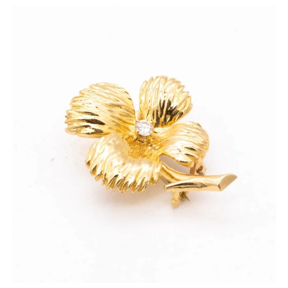 Round Cut Van Cleef & Arpels Paris 18k Yellow Gold & Diamond 4 Leaf Clover Clip Brooch For Sale