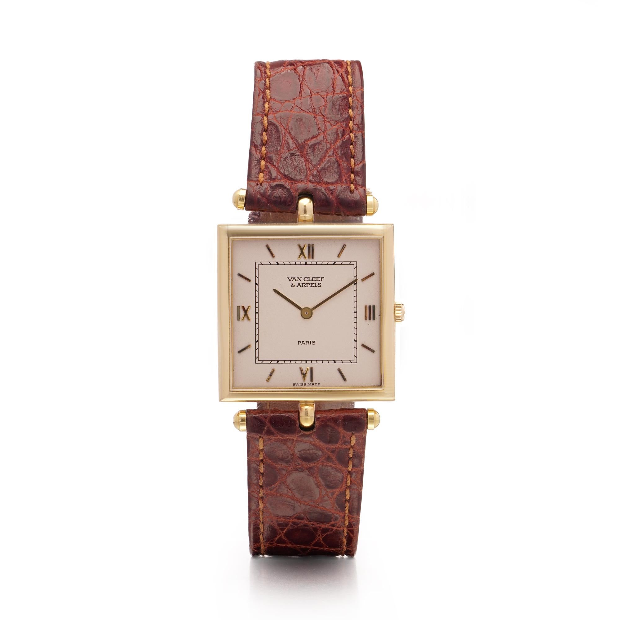 Une montre-bracelet classique Van Cleef & Arpels, fabriquée à Paris, en or jaune massif 18kt, qui met en valeur le raffinement du design français.

Boîtier et cadran :
Boîtier carré de 28 mm en or 18 carats, équipé d'un cadran argenté avec chiffres