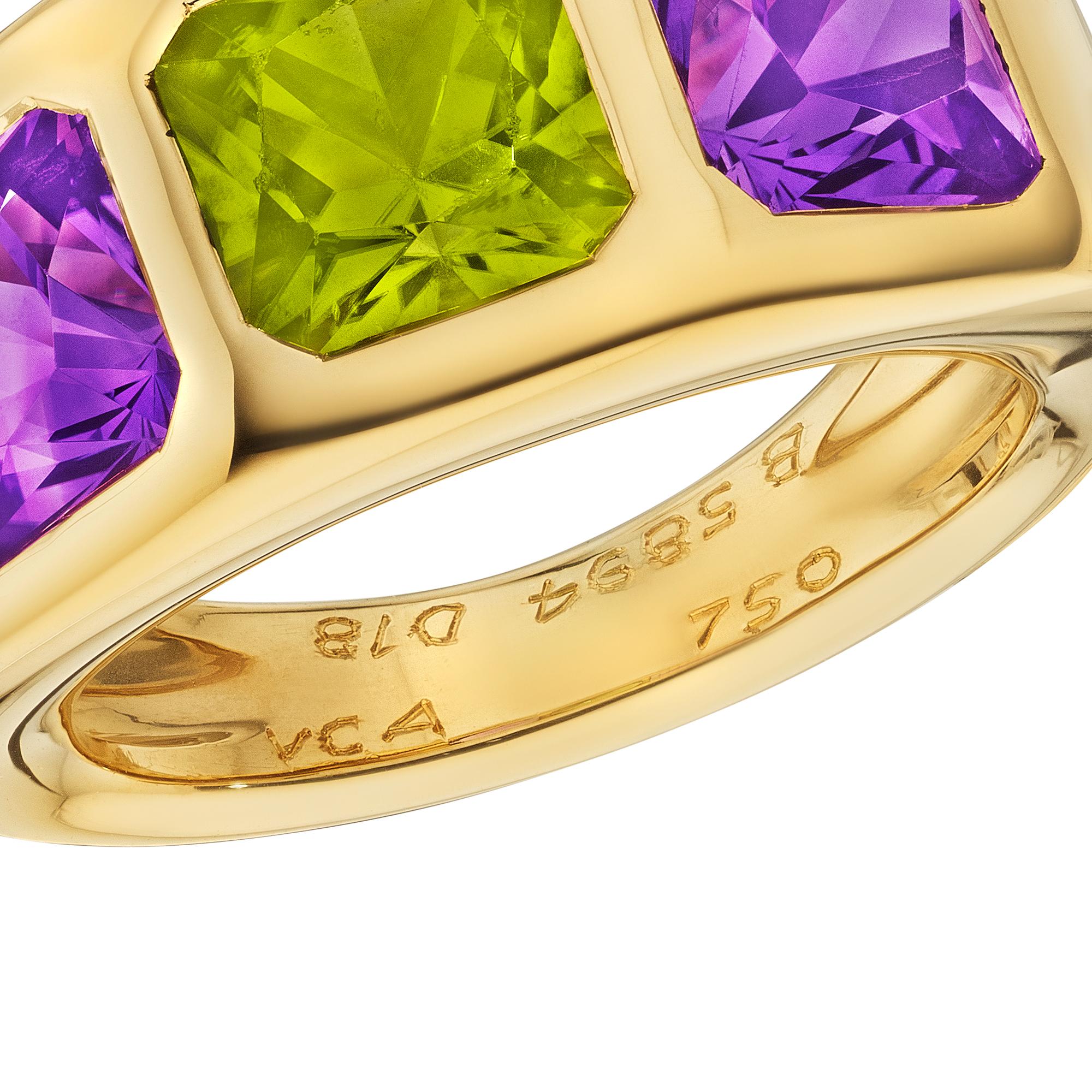 Van Cleef & Arpels Paris Cushion Cut Amethyst Peridot Vintage Gold Ring In Excellent Condition For Sale In Greenwich, CT