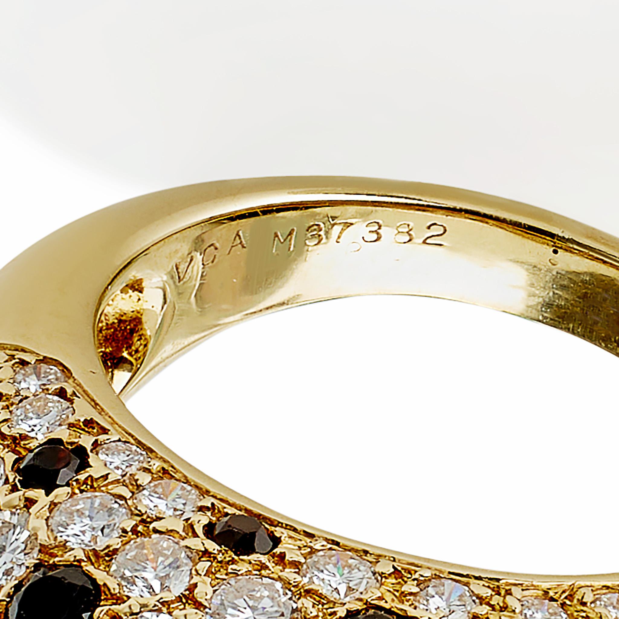 Women's or Men's Van Cleef & Arpels Paris Diamond and Onyx Bombé Ring For Sale