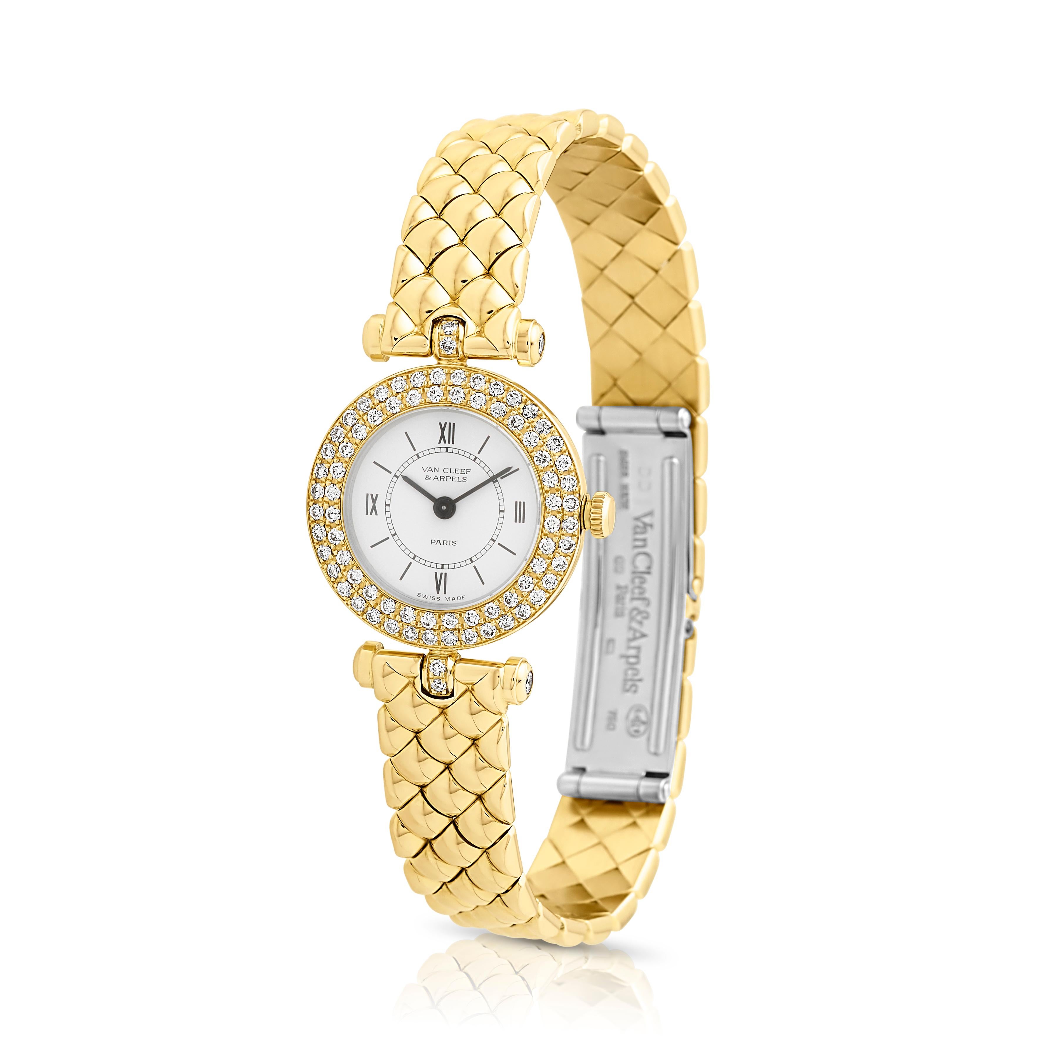 Diamant-Damenarmbanduhr von Van Cleef & Arpels aus der Classique-Kollektion des berühmten Juweliers in 18 Karat Gelbgold. Elegant und feminin, wie alle Kreationen von Van Cleef & Arpels, ist diese Uhr ein perfektes Alltags-Accessoire, das genau den