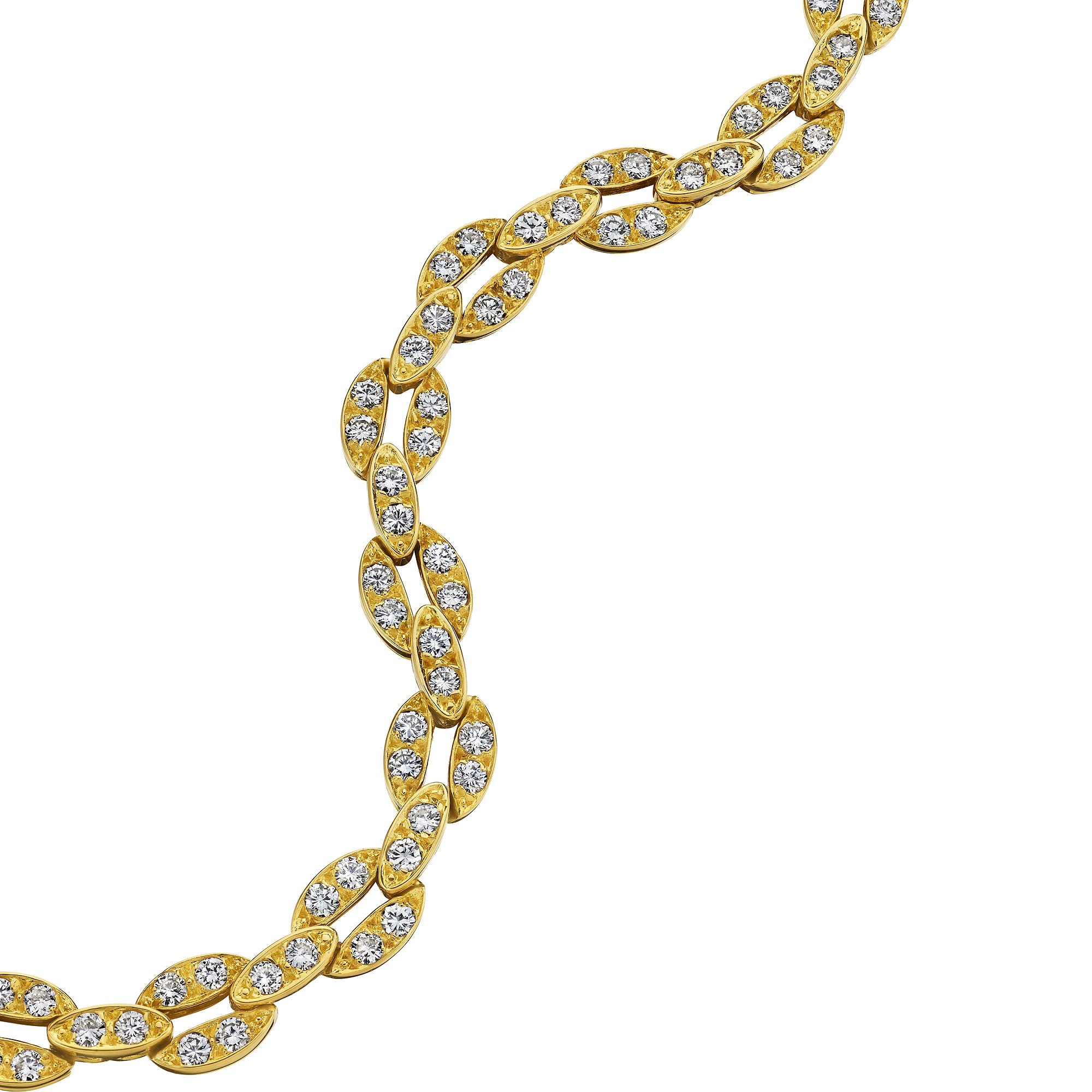 Associez ce spectaculaire bracelet vintage Van Cleef & Arpels Paris en diamant et or jaune 18 carats.  Avec un total de 2,50 carats de diamants ronds, ce bracelet unique en son genre illuminera votre pile ou brillera de tous ses feux.  Signé VCA
