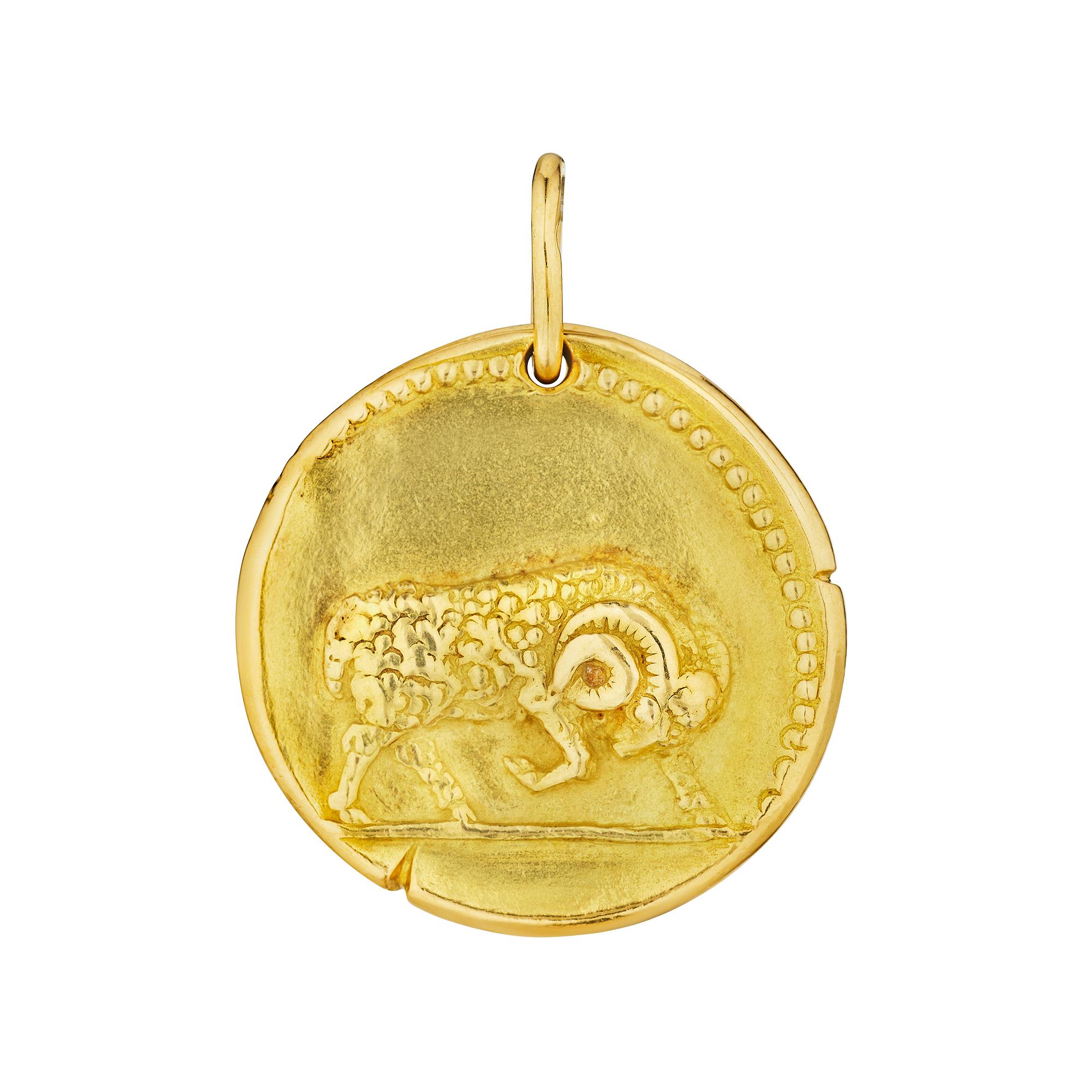 Potente e raro, questo ciondolo a forma di zodiaco modernista in oro giallo 18 carati di Van Cleef & Arpels Paris Georges L'Enfant Aries è prezioso e da collezione. Circa 1970. Firmato VCA con marchio Georges L'Enfant. Diametro 1