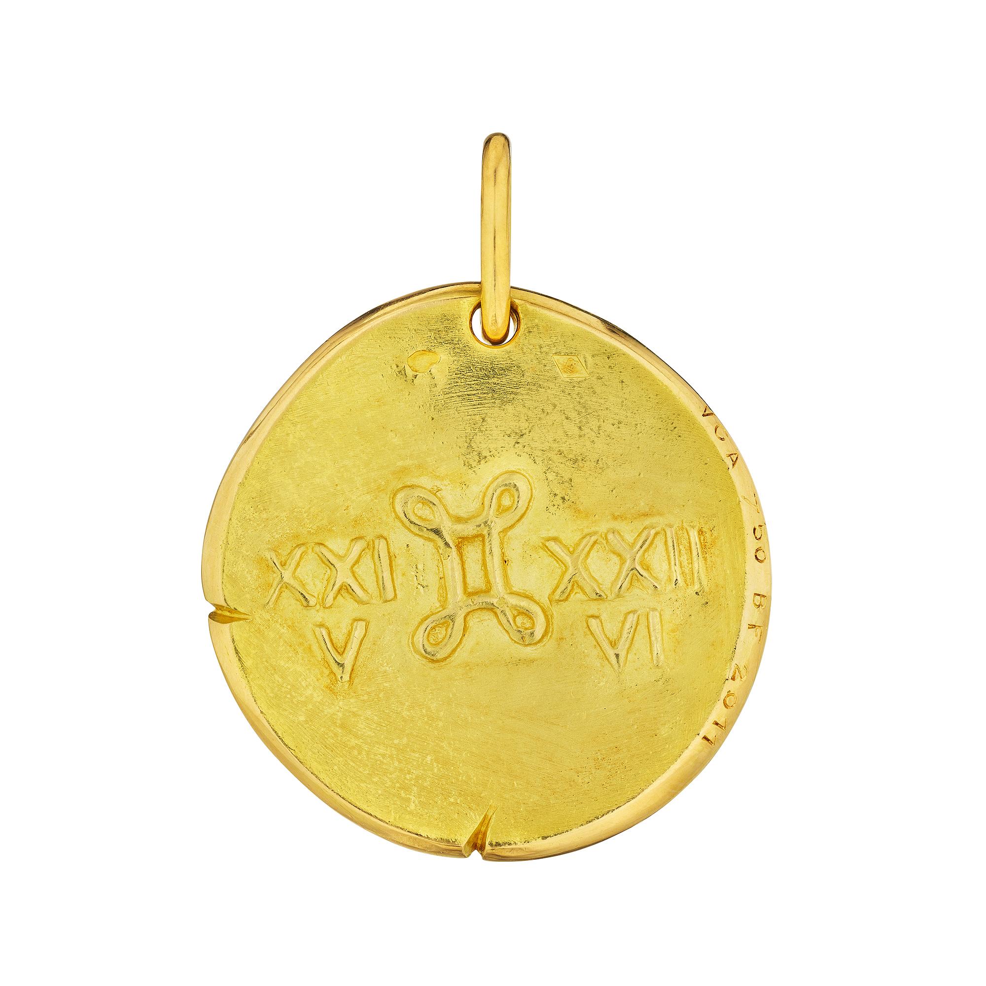 Fallo doppio.   Questo raro ciondolo modernista dello zodiaco di Van Cleef & Arpels Paris Georges L'Enfant Gemini presenta il doppio simbolo celeste di due persone (gemelli) sul davanti e il numero romano per due sul retro.  Oro giallo 18 carati. 