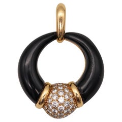 VAN CLEEF
ARPELS Paris Large Pendant In 18Kt Gold With 1.96 Ctw In Diamonds VAN CLEEF
ARPELS Paris Large Pendant In 18Kt Gold With 1.96 Ctw In Diamonds