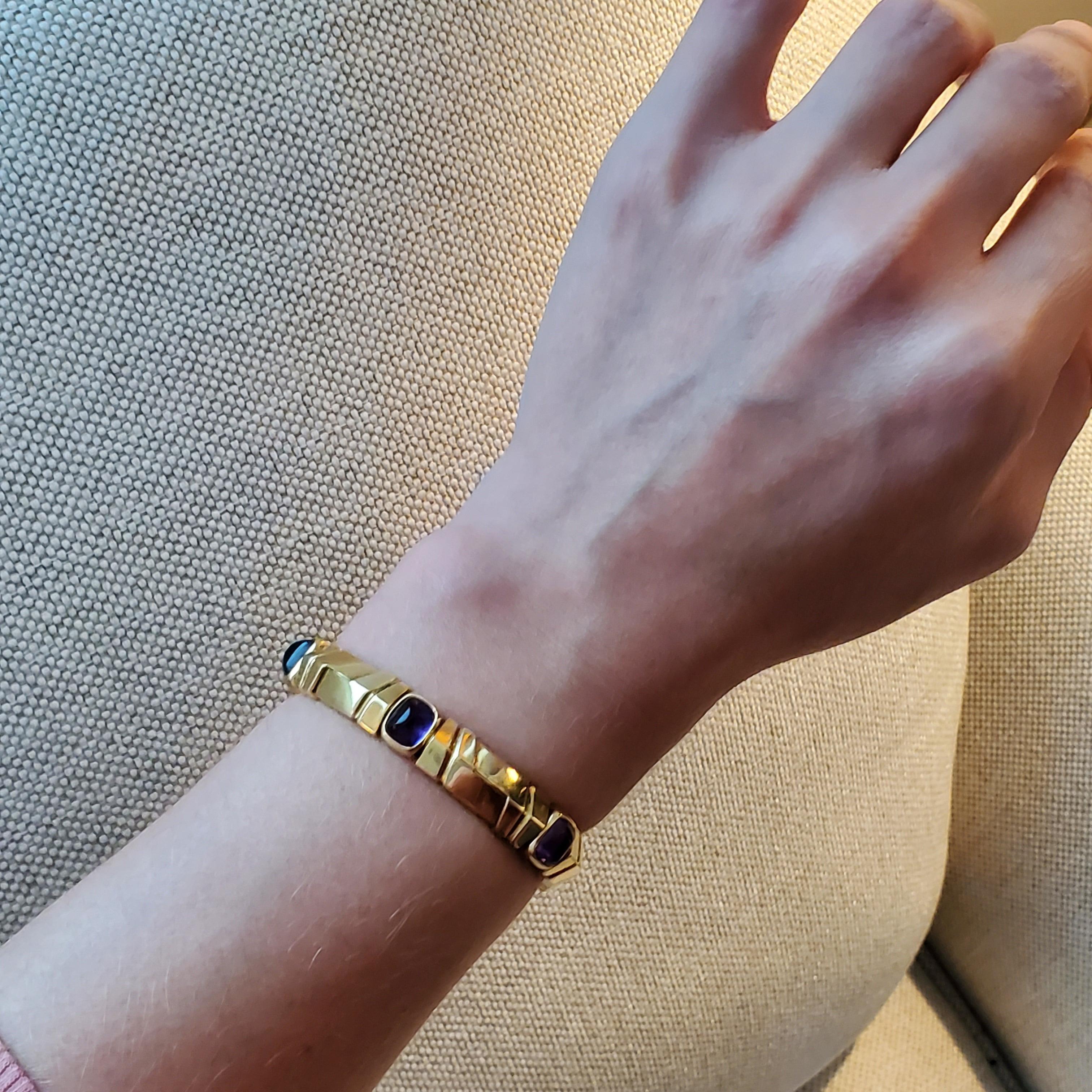 VAN CLEEF & ARPELS Paris Modern Cuff Bracelet 18Kt Yellow Gold With 3 Amethysts In Excellent Condition For Sale In Miami, FL