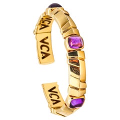 VAN CLEEF & ARPELS Paris Modernes Manschettenarmband aus 18 Karat Gelbgold mit 3 Amethysten