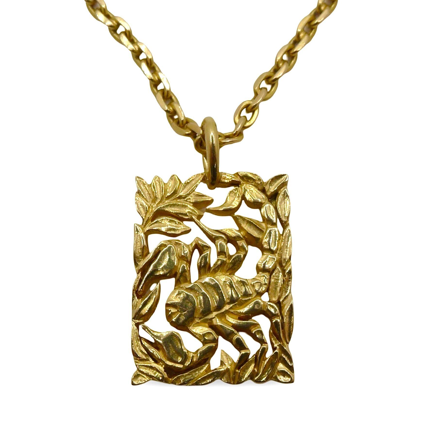 Entdecken Sie einen seltenen und auffälligen Skorpion-Anhänger von Van Cleef & Arpels Paris, der in einem kühnen modernistischen Stil entworfen wurde. Dieses aus luxuriösem 18-karätigem Gelbgold gefertigte astrologische Schmuckstück spiegelt die