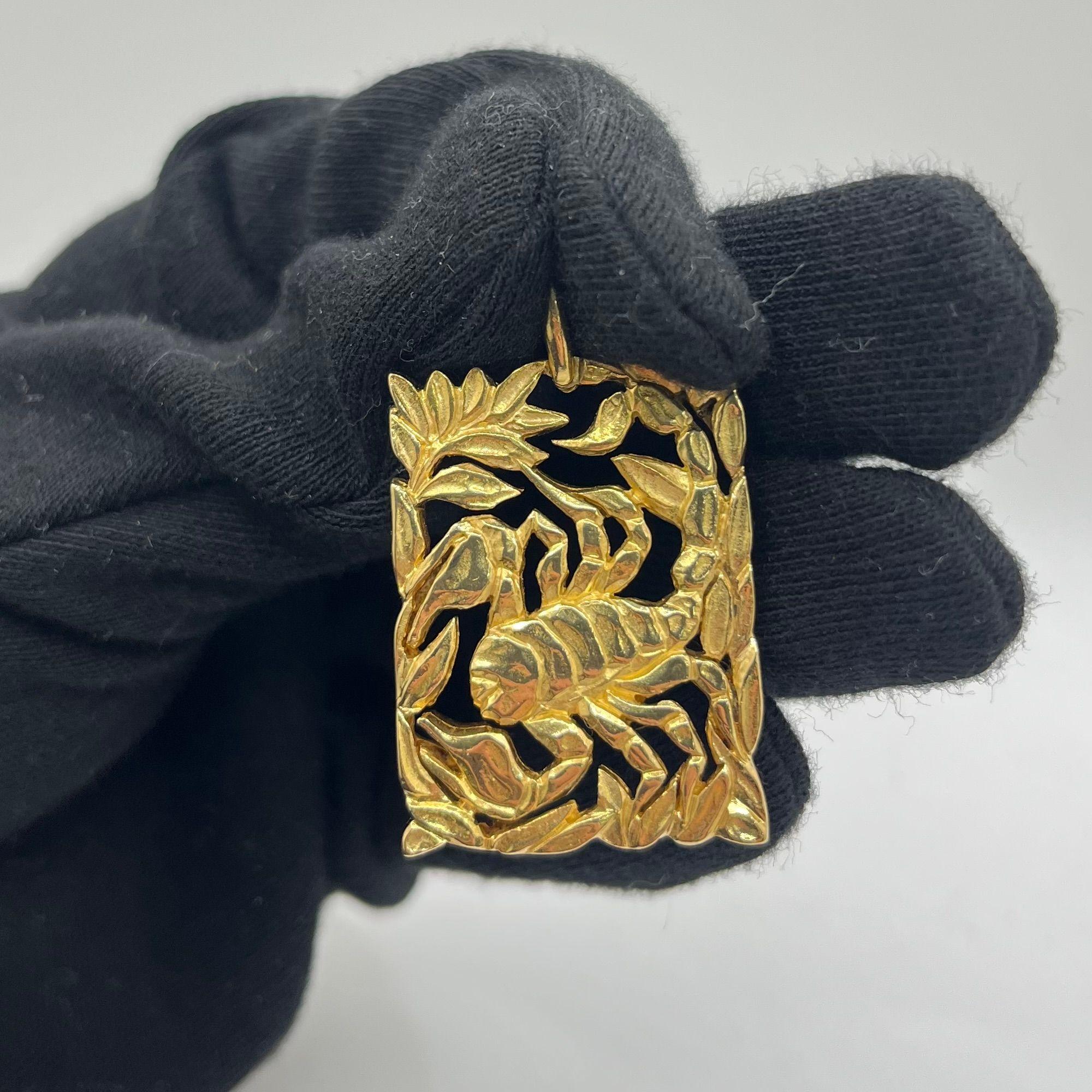 Van Cleef & Arpels Paris Modernist Skorpion-Anhänger in Gold im Zustand „Hervorragend“ im Angebot in PARIS, FR