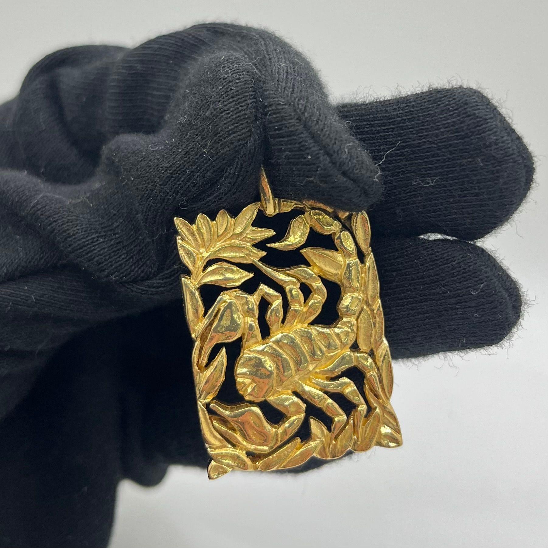 Van Cleef & Arpels Paris Modernist Skorpion-Anhänger in Gold für Damen oder Herren im Angebot