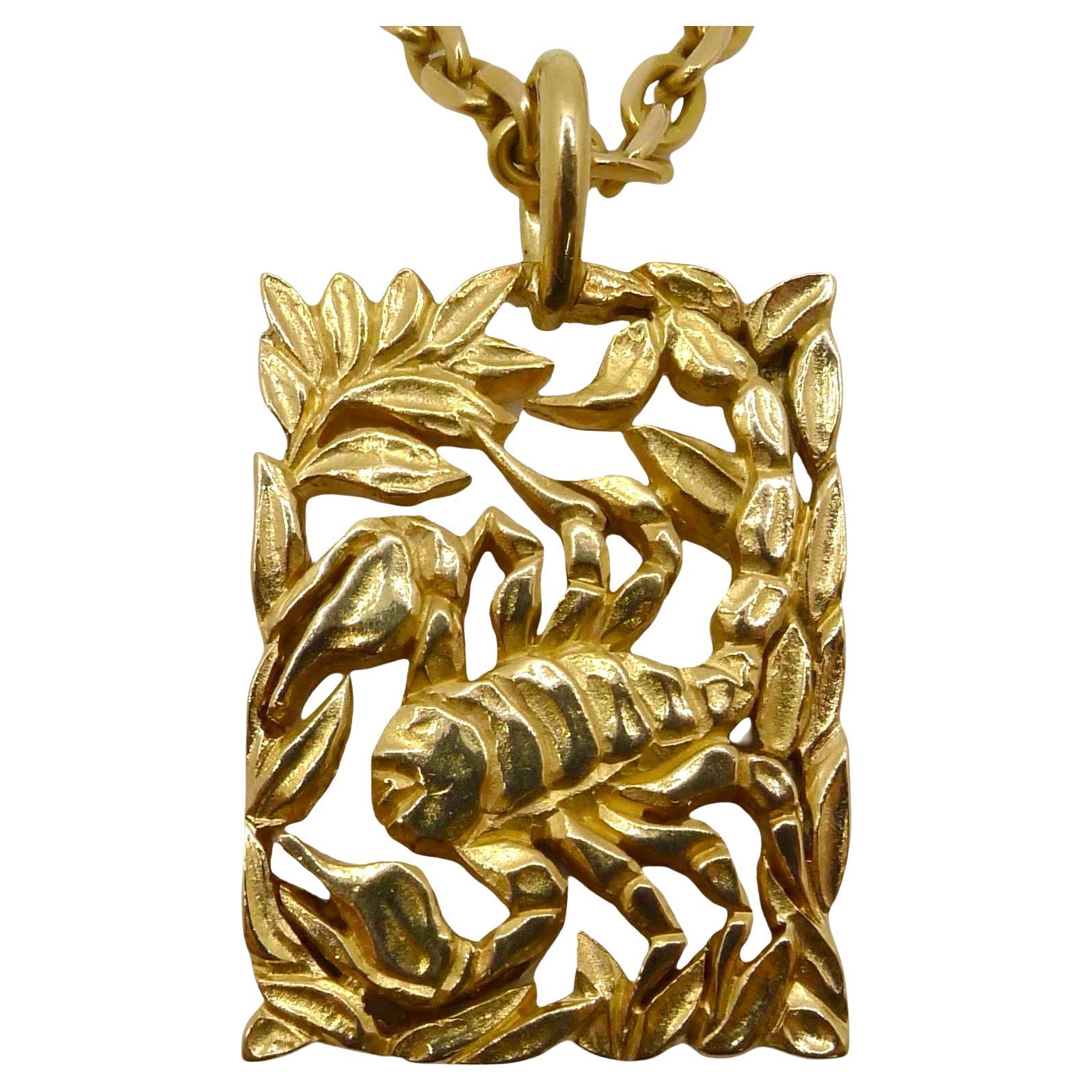 Van Cleef & Arpels Paris Modernist Skorpion-Anhänger in Gold im Angebot