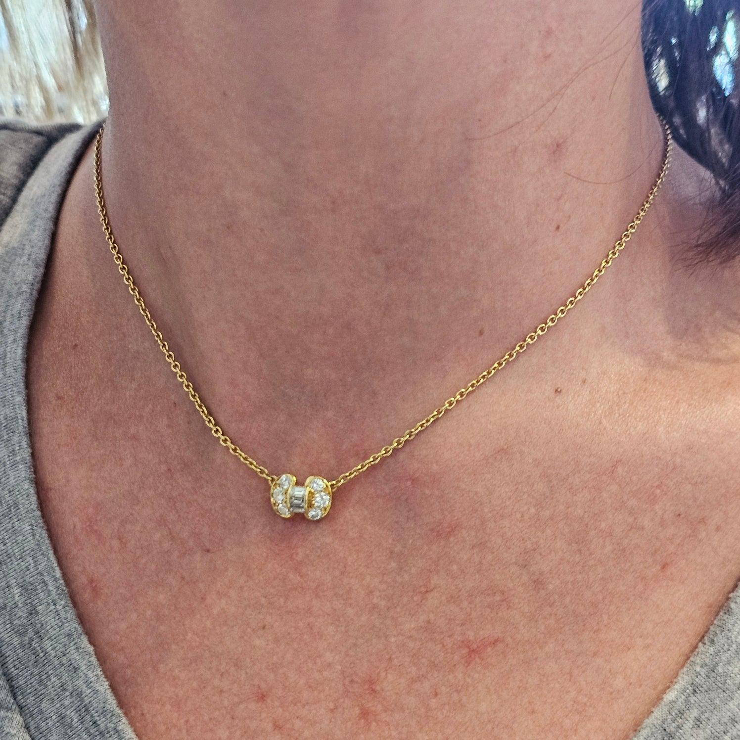 Collana con fiocco di diamanti firmata Van Cleef & Arpels.

Questa è l'iconica catena con fiocco, creata a Parigi in Francia dalla casa di gioielli Van Cleef & Arpels nel 1980. Questa elegante collana è molto classica ed è stata realizzata in oro