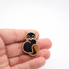 VAN CLEEF & ARPELS Paris Stylized Cat Brooch In 18Kt Gold With Precious Carvings