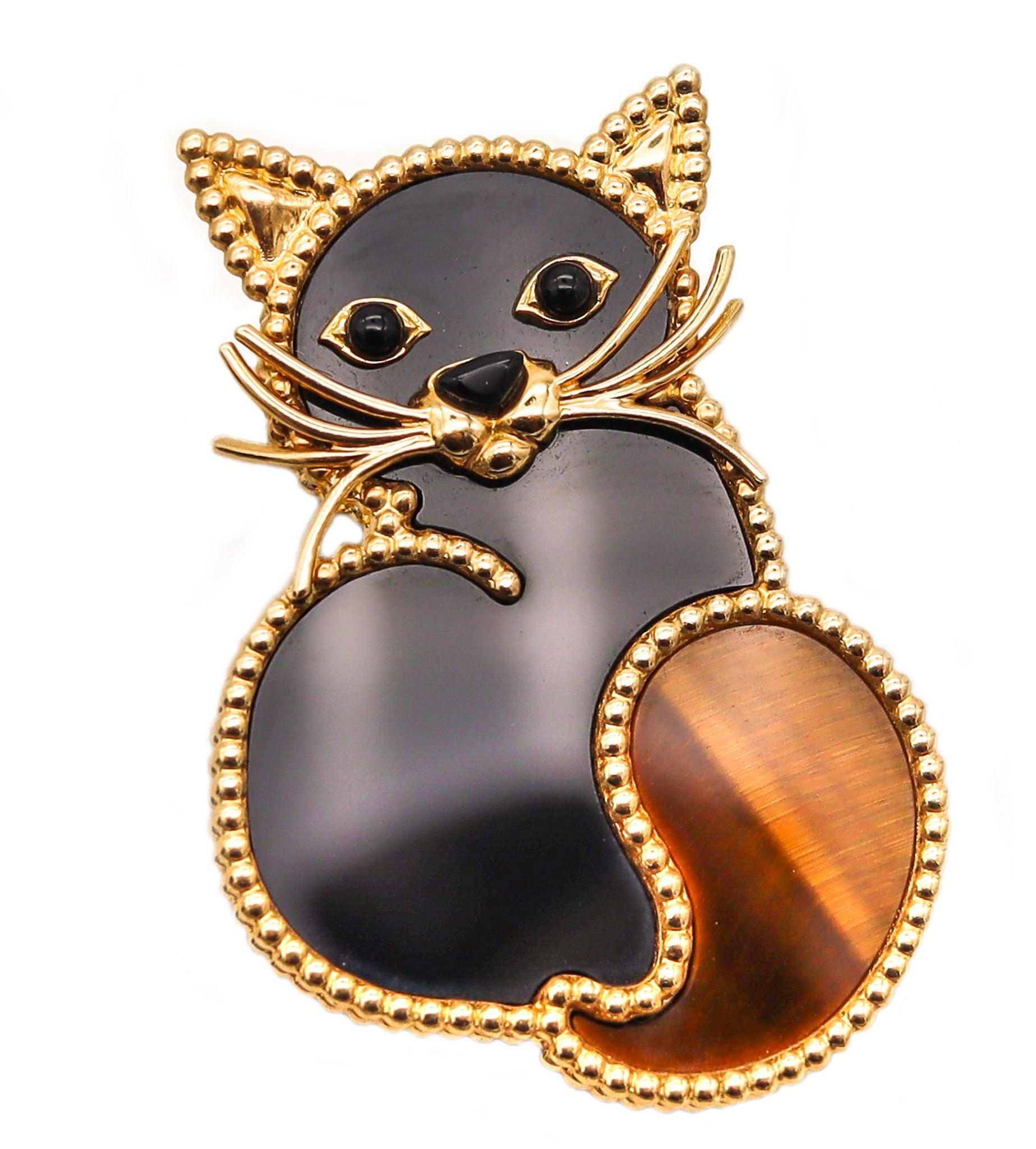 VAN CLEEF 
ARPELS Paris Stylized Cat Brooch In 18Kt Gold With Precious Carvings en venta