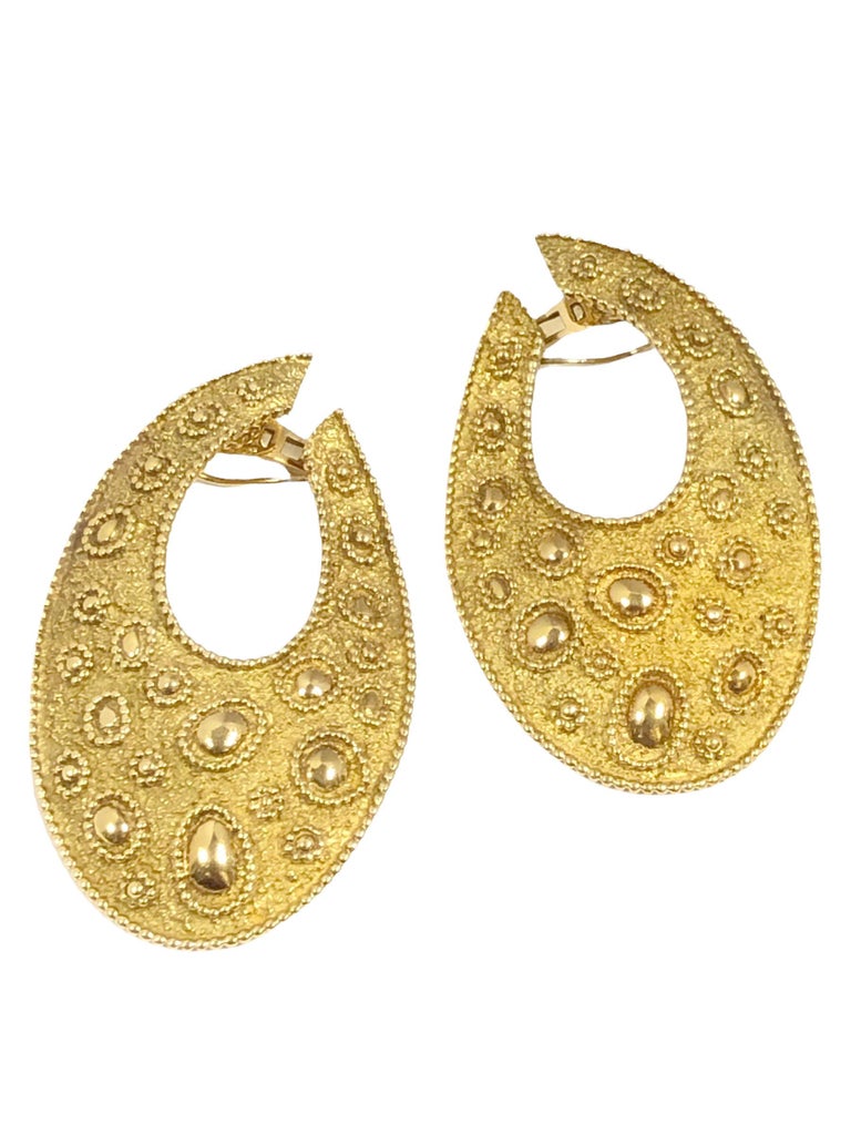 Van Cleef & Arpels Paris Very Large Yellow Gold Textured Earrings In Excellent Condition In Chicago, IL