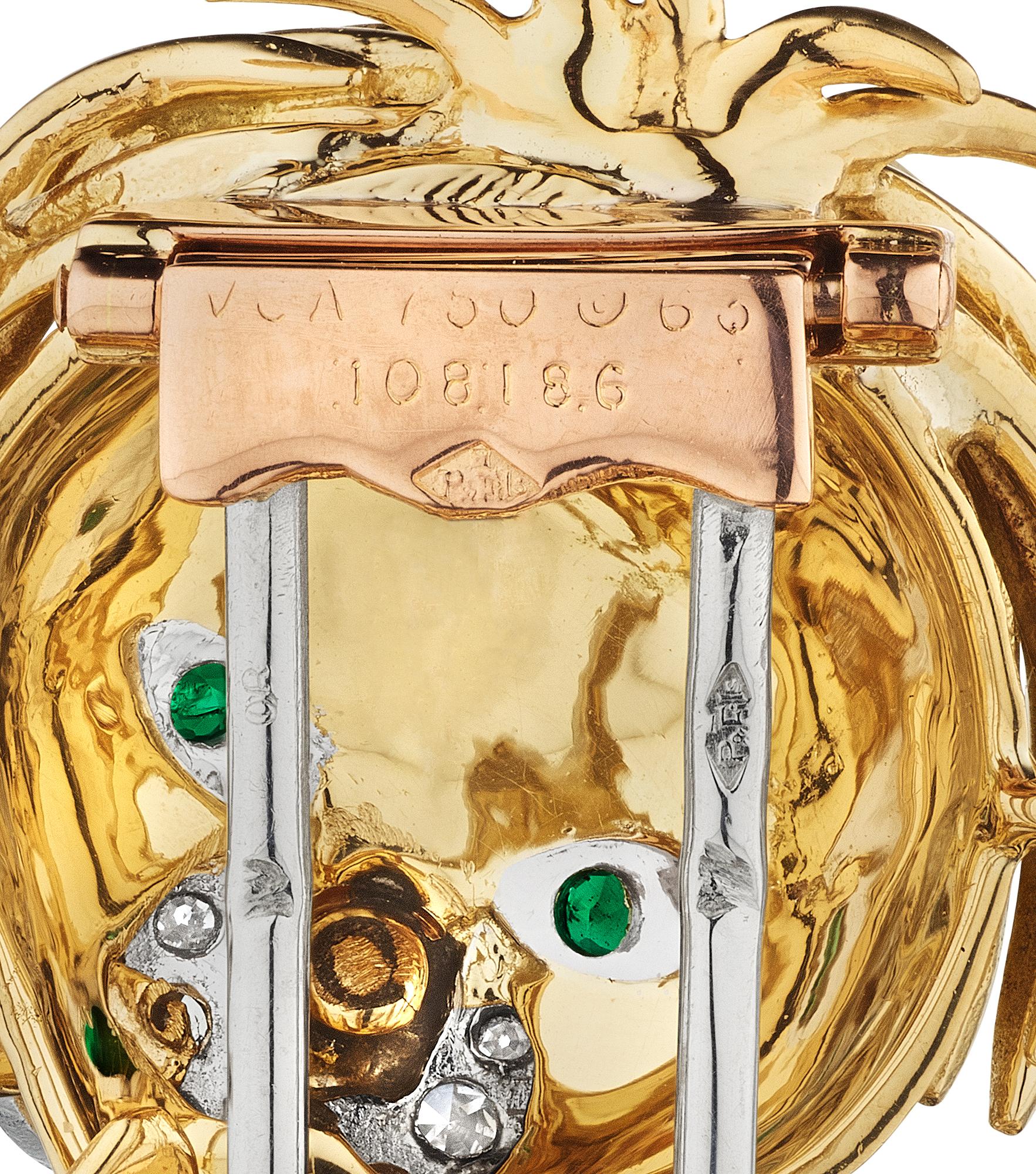 Taille émeraude Van Cleef & Arpels Paris Broche lion vintage en or et platine avec diamants et émeraudes en vente