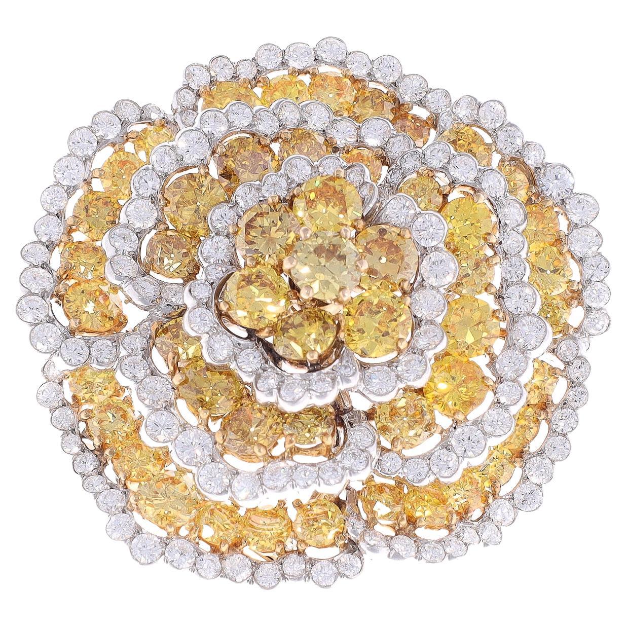 Van Cleef & Arpels Broche « Camellia » vintage en diamants blancs et jaunes de couleur fantaisie, Paris