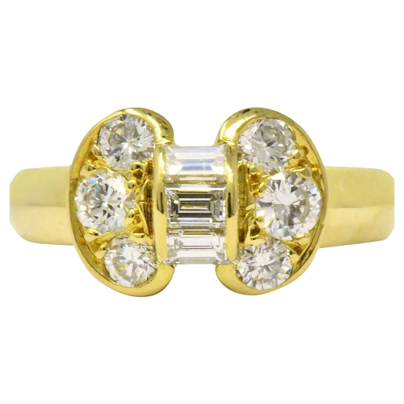 Sencillo en su elaboración artesanal de oro amarillo de 18 quilates, este anillo de 4,7 gramos posee 6 diamantes finos de talla brillante redonda y 6 diamantes blancos de talla baguette cónica de fantasía con un peso colectivo aproximado de 0,60