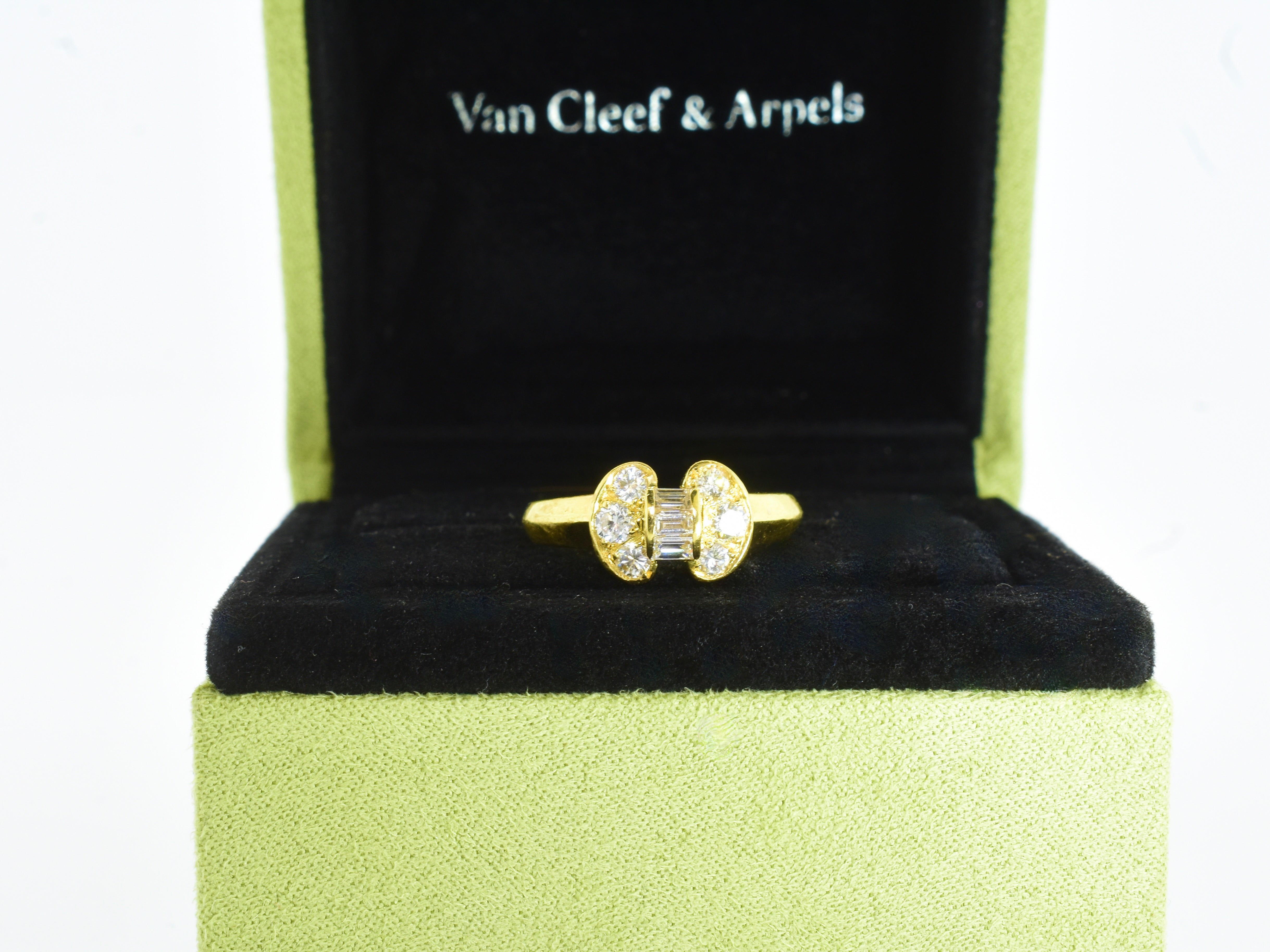 Van Cleef & Arpels, París, Anillo Celeste de diamantes blancos y oro amarillo de 18 quilates en venta