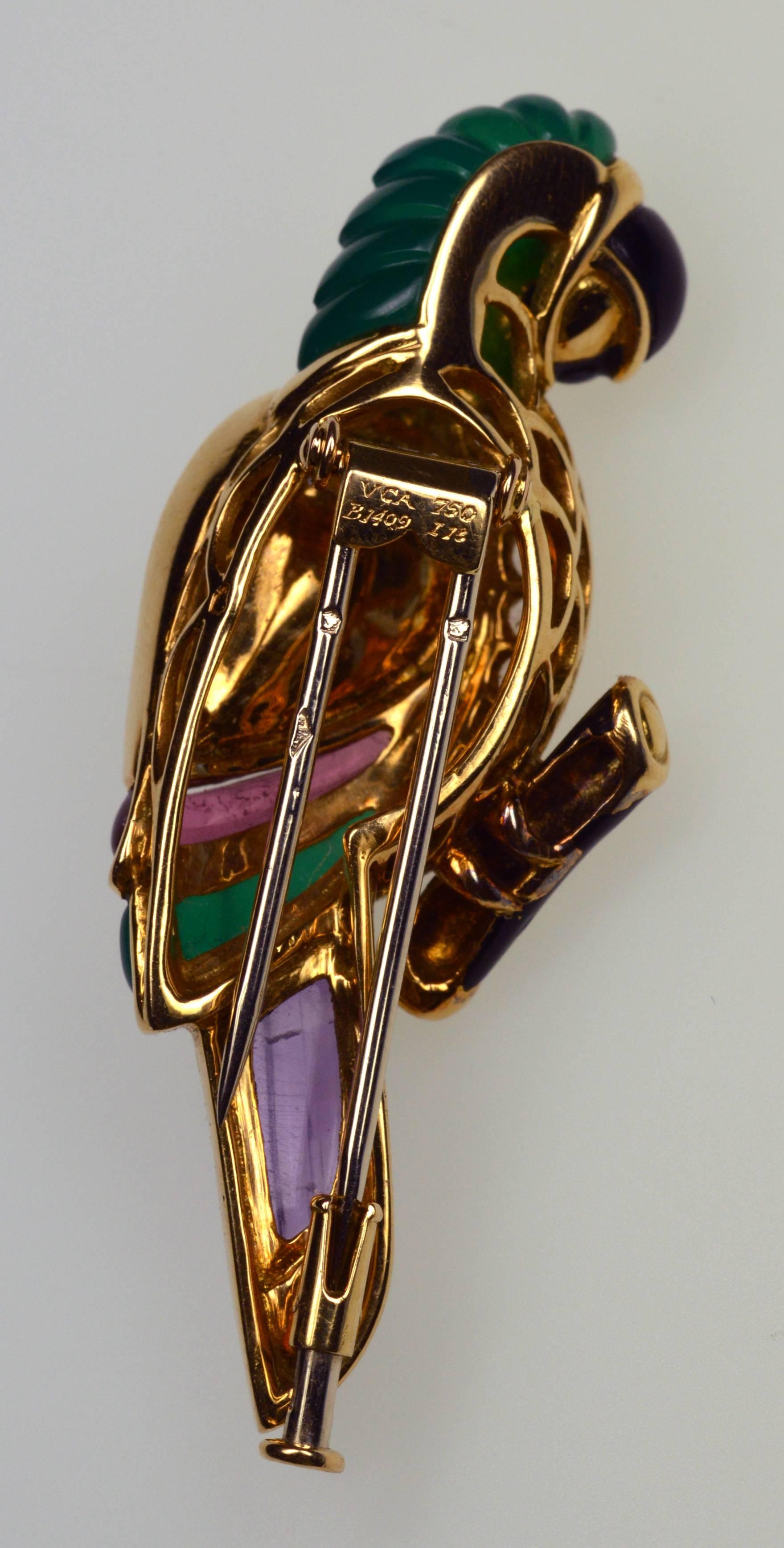 Van Cleef & Arpels, pretty 1950s parrot brooch. With emerald, citrine and amethyst. Small ruby as an eye, round colorless diamonds and onyx. In 18K yellow gold
Signature: VCA 750, B1409 I18