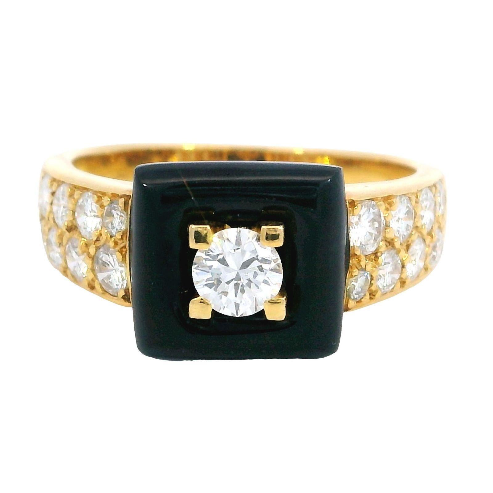 Van Cleef & Arpels Pave Diamant Schwarz Onyx Band Ring 18K Gelbgold Größe 7

Dieser Ring aus 18 Karat Gelbgold zeigt einen weißen Diamanten im Rundschliff mit einem Gewicht von 0,94 Karat in der Mitte, der vor einem glatten Hintergrund aus schwarzem