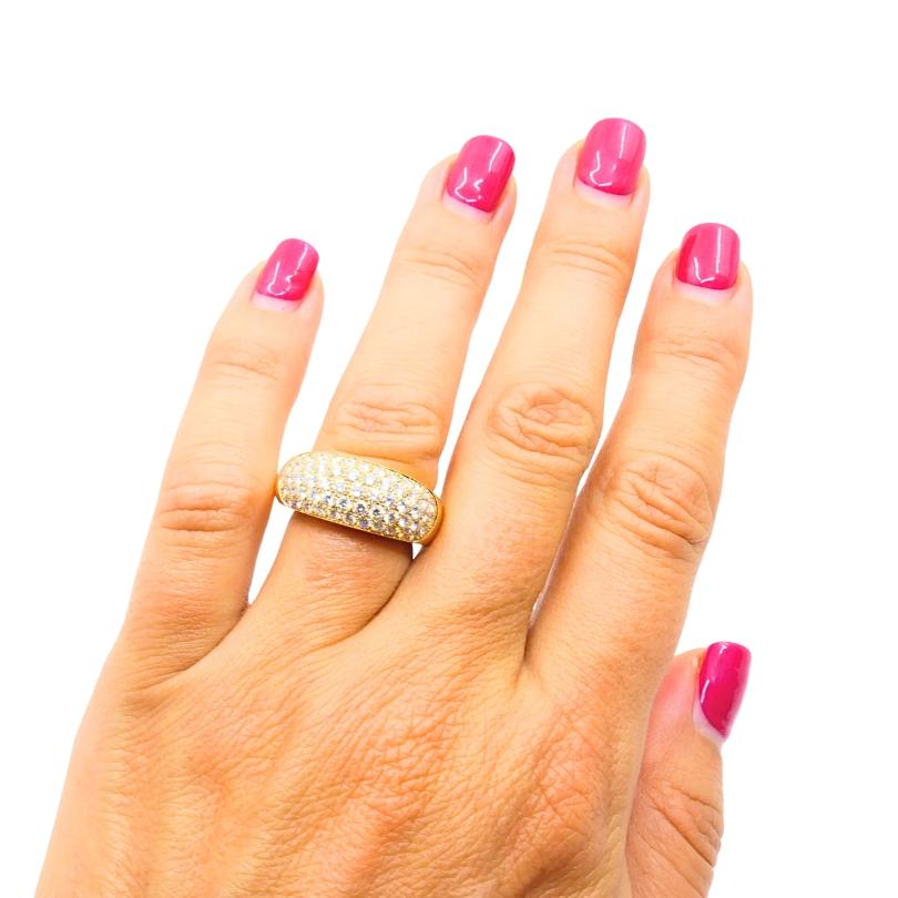 Bague dôme classique en or 18k de Van Cleef & Arpels, ornée de diamants pavés. u2028Le dôme présente des angles et les diamants sont disposés en quatre rangées. Ce modèle s'appelle 