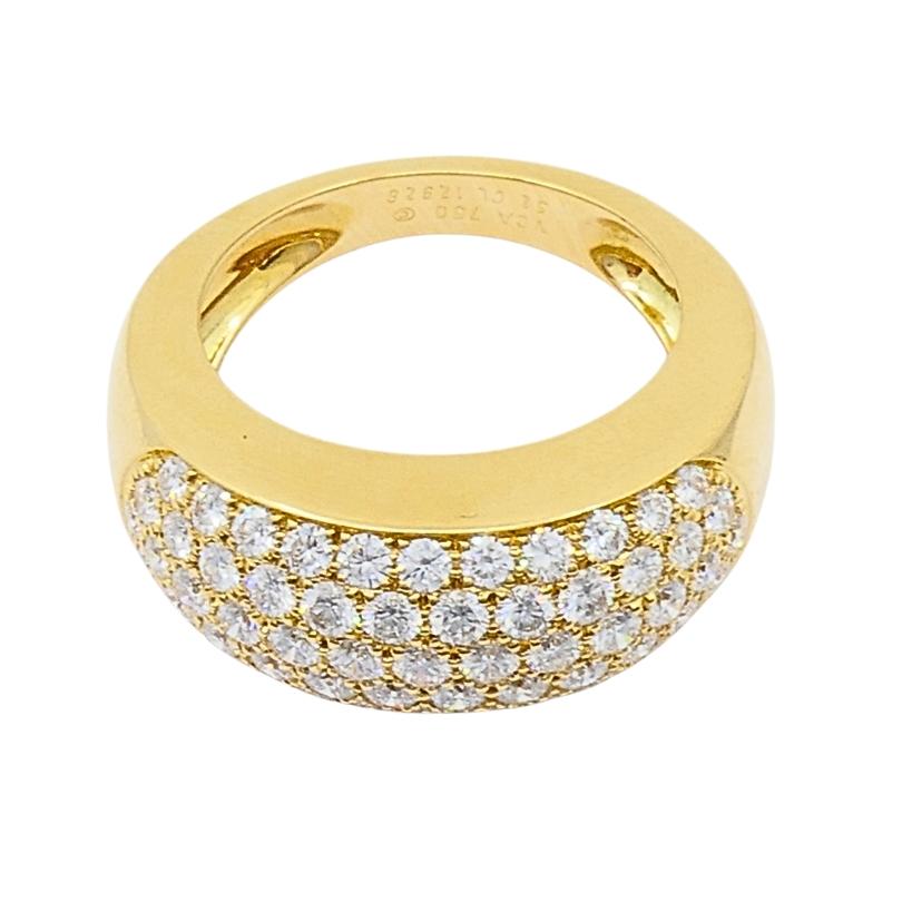 Taille ronde Van Cleef & Arpels Bague dôme en or avec diamants pavés en vente