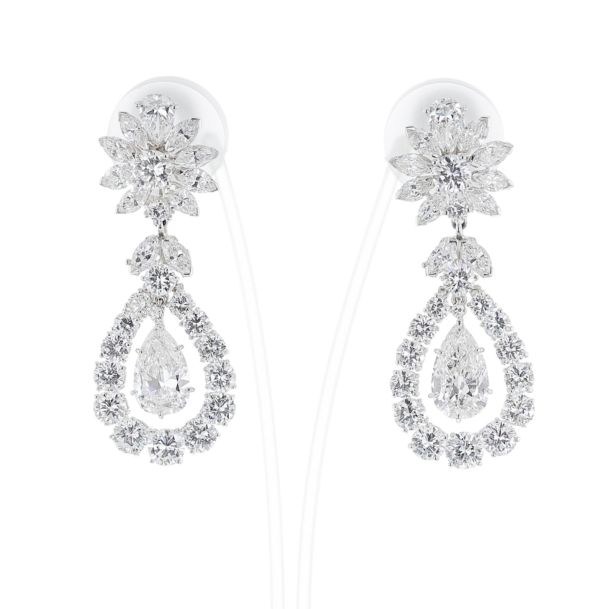 Orecchini pendenti con diamanti a forma di pera di Van Cleef & Arpels in platino. Il peso totale dei diamanti è di circa 15,15 carati di diamanti di colore E-F e purezza VVS. Ci sono diamanti a forma di pera, circondati da diamanti rotondi e da