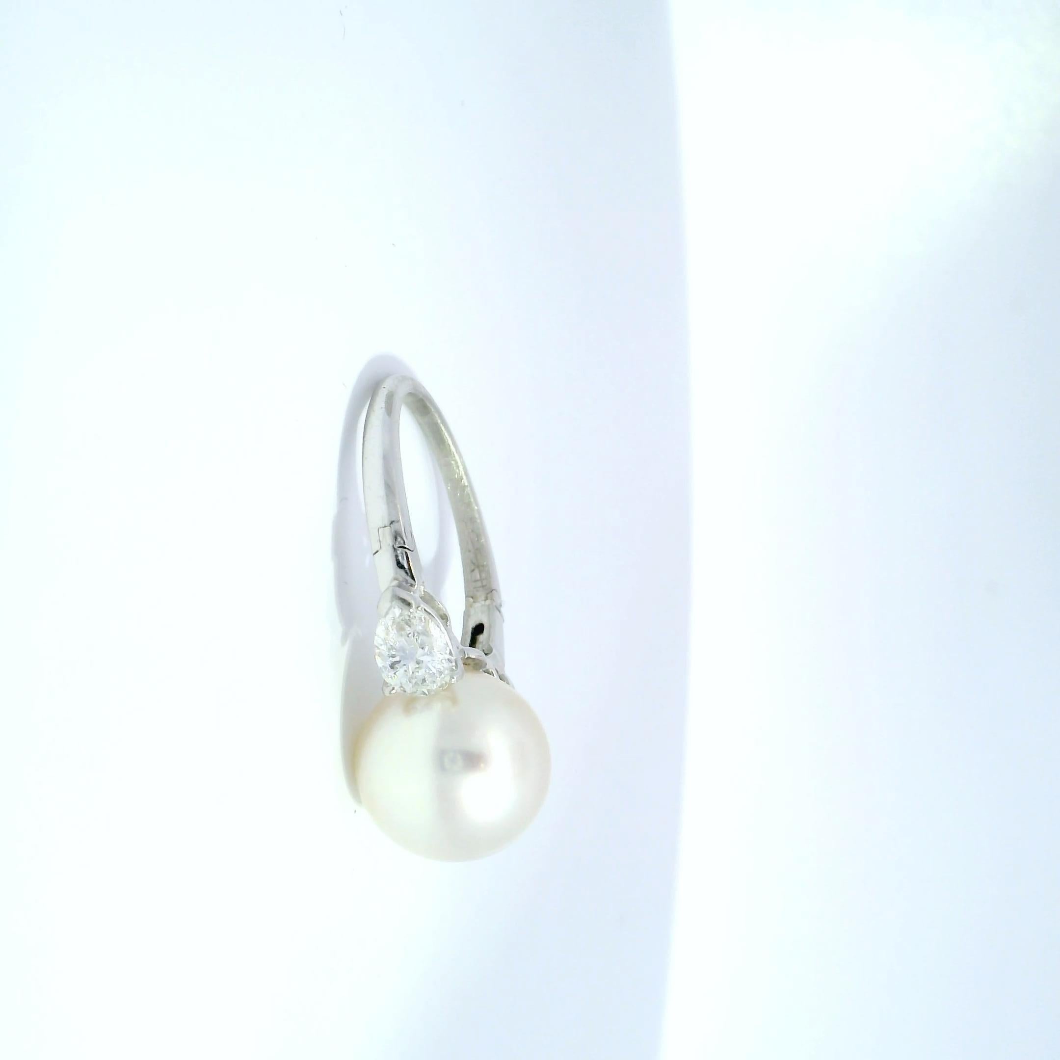 Vintage Van Cleff & Arpels pearl and diamond fashion ring with platinum (finger fit style shank).

11.50-12mm south sea pearl with white and pink cast luster.

2- .56ct. each 
Clarity grade VVS2
Color grade G-H   


