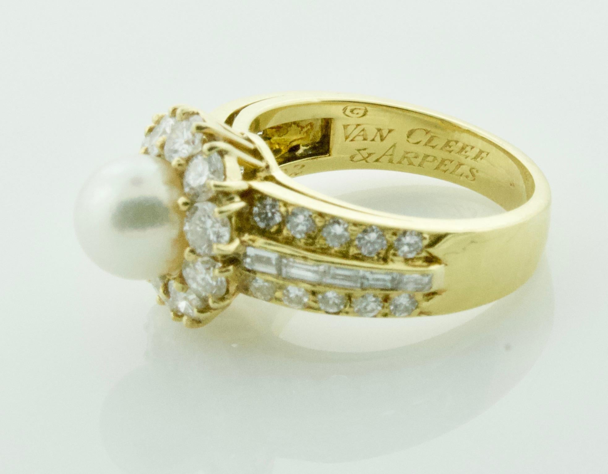 Van Cleef & Arpels Pearl and Diamond Ring in 18 Karat Yellow Gold In Excellent Condition In Wailea, HI