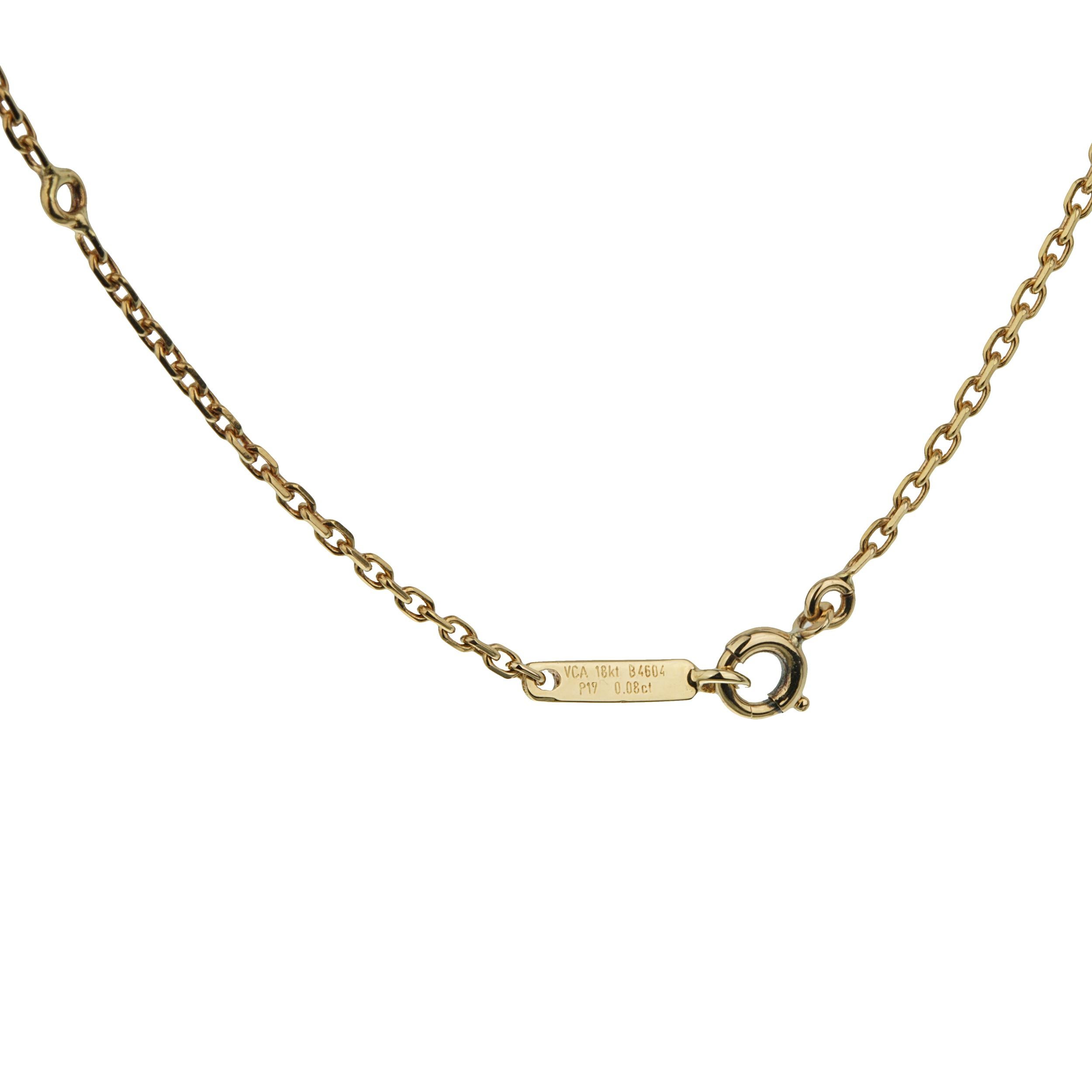 Centré autour d'une perle lustrée, ce collier enchanteur présente un nœud méticuleusement travaillé, orné de diamants ronds étincelants qui captent magnifiquement la lumière. Sertis en or jaune 18 carats, le nœud et la chaîne délicate créent une