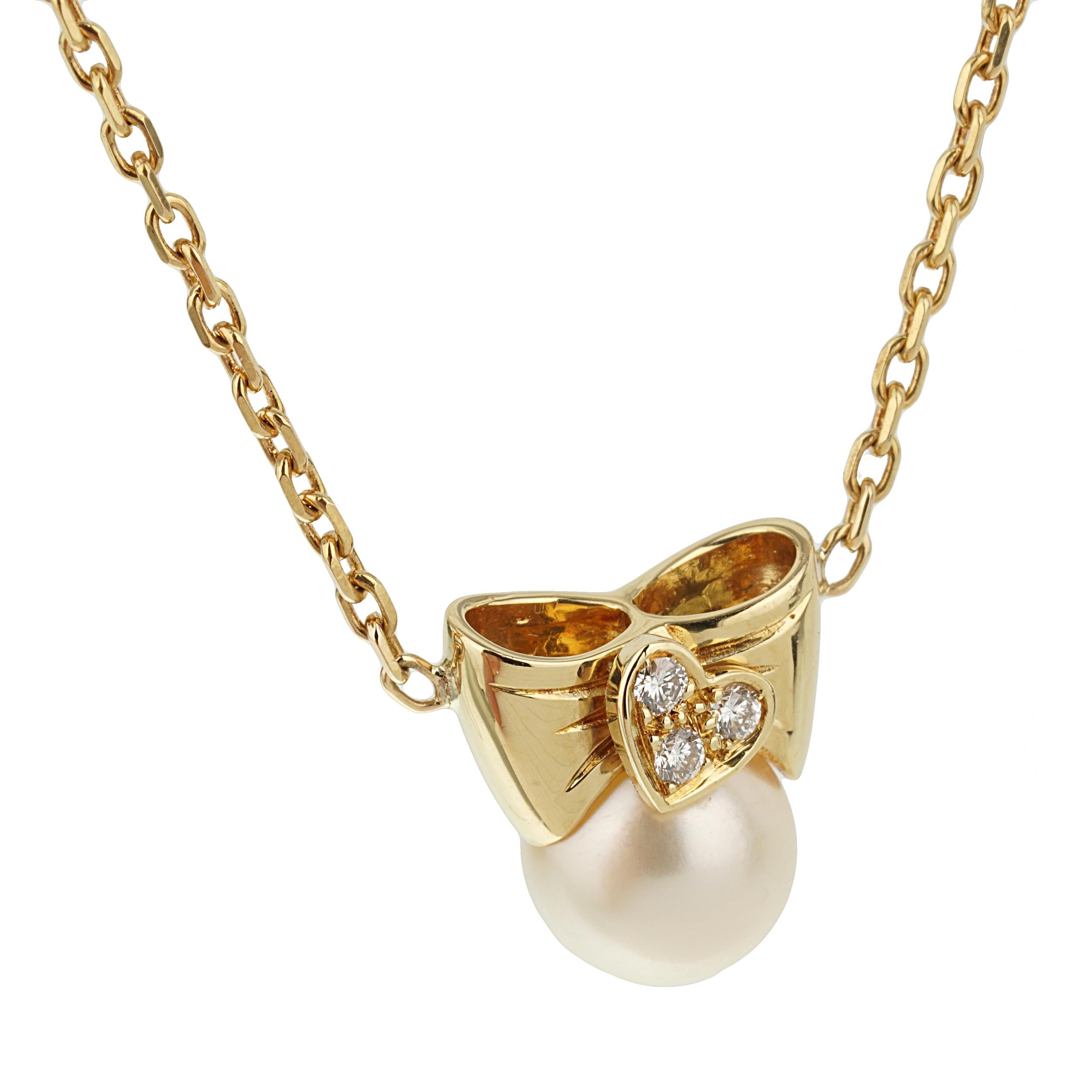Round Cut Van Cleef Arpels Pearl Diamond Bow Yellow Gold Necklace For Sale