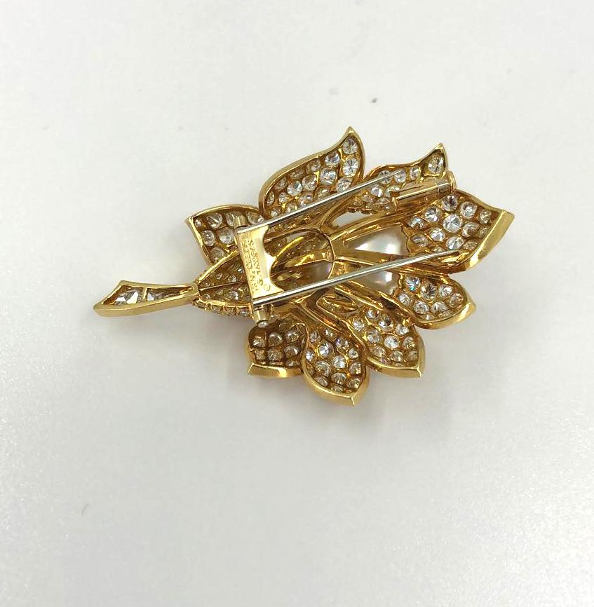 Round Cut Van Cleef & Arpels Pearl Diamond Yellow Gold Flower Brooch