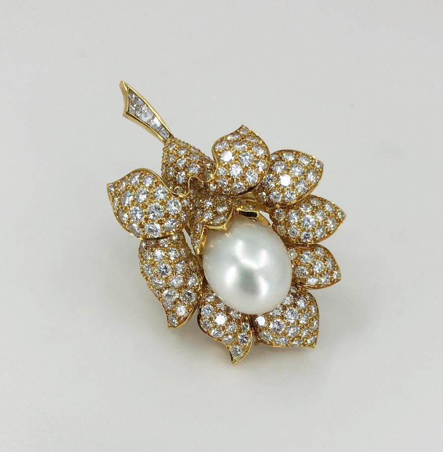 Van Cleef & Arpels Pearl Diamond Yellow Gold Flower Brooch In Good Condition In New York, NY