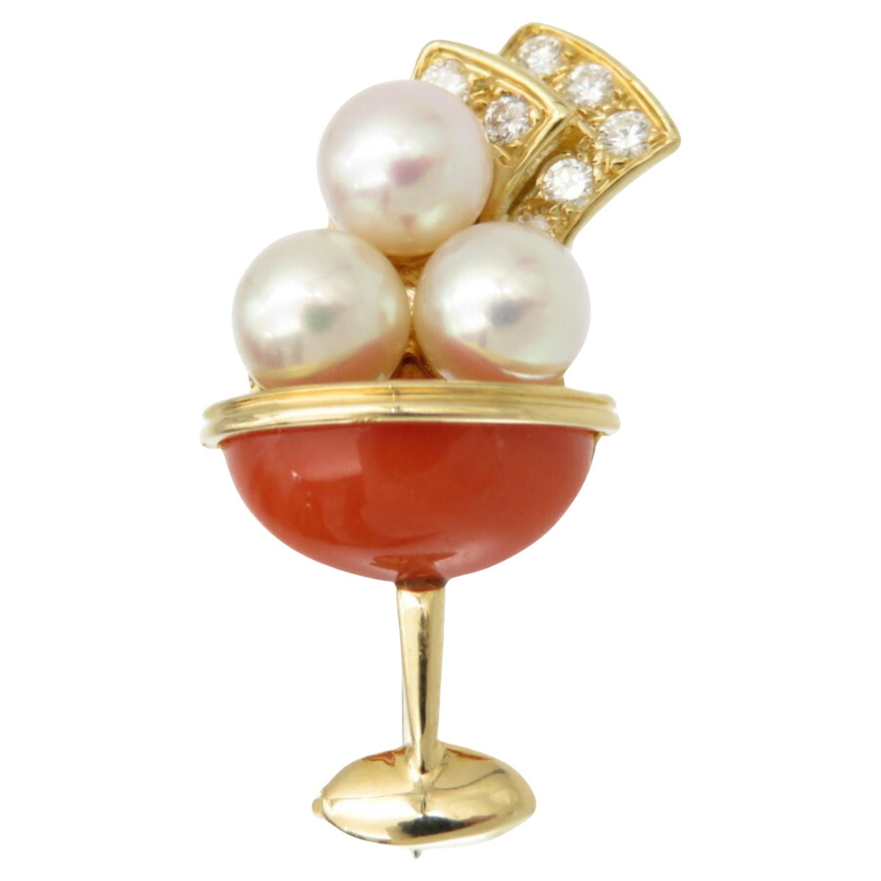 Van Cleef & Arpels Broche rouge en or jaune 18 carats avec perles et diamants