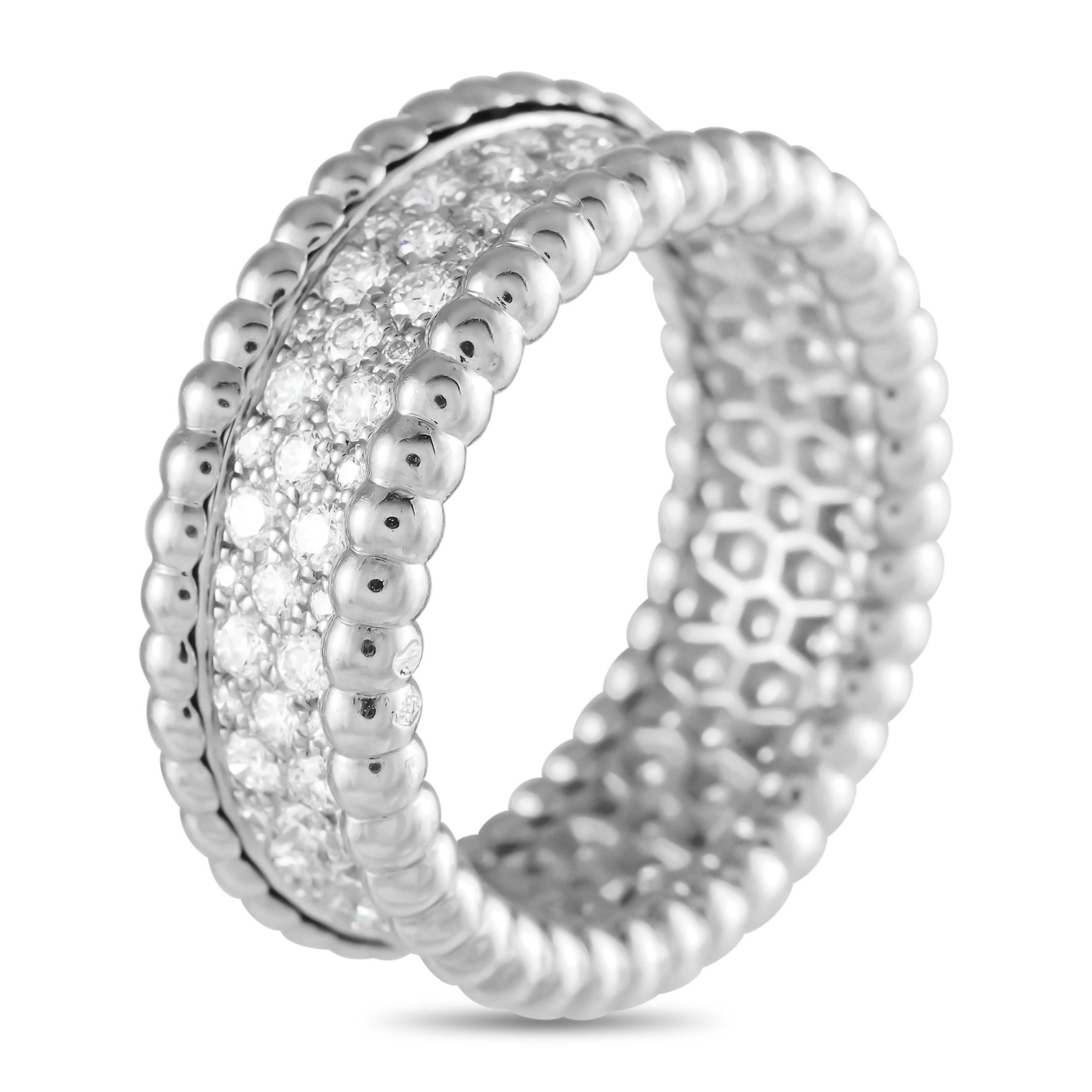Questo anello Perle, caratterizzato da una spessa fascia in oro bianco ricoperta di diamanti e bordata da perline in oro bianco lucido, sarebbe un'ottima aggiunta a qualsiasi collezione di anelli. Progettato con un look inaspettato ma delicato,