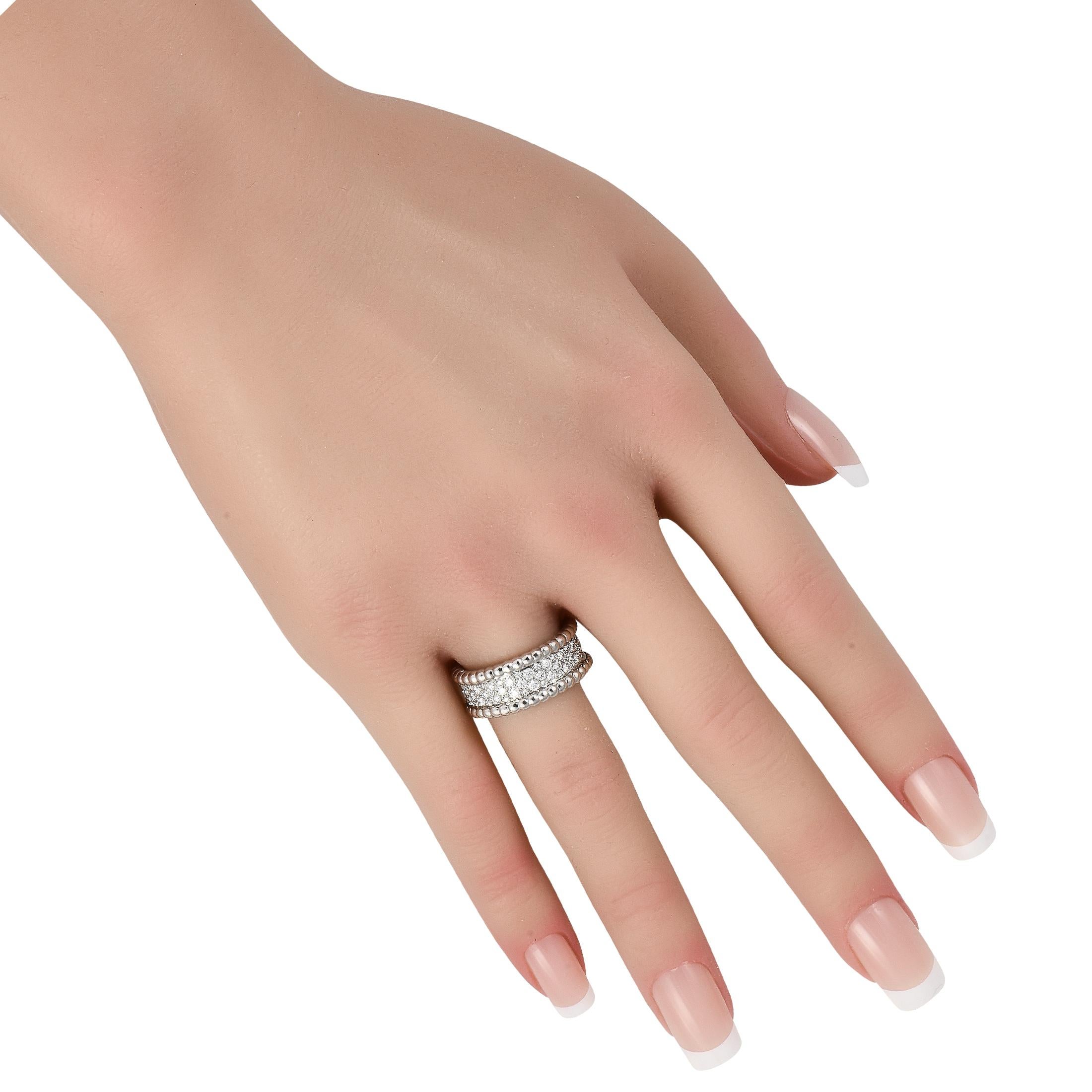 Taglio rotondo Van Cleef & Arpels Anello Perle in oro bianco 18 carati con 1,11 carati di diamanti VC05-112624 in vendita