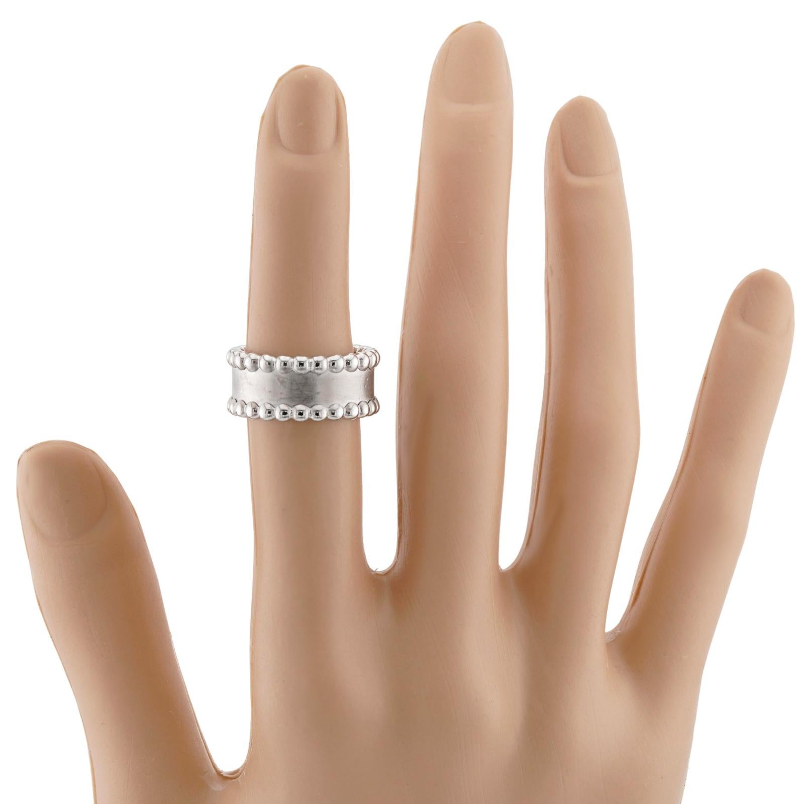 VAN CLEEF & ARPELS Perle 18k White Gold Band Ring In Excellent Condition For Sale In New York, NY