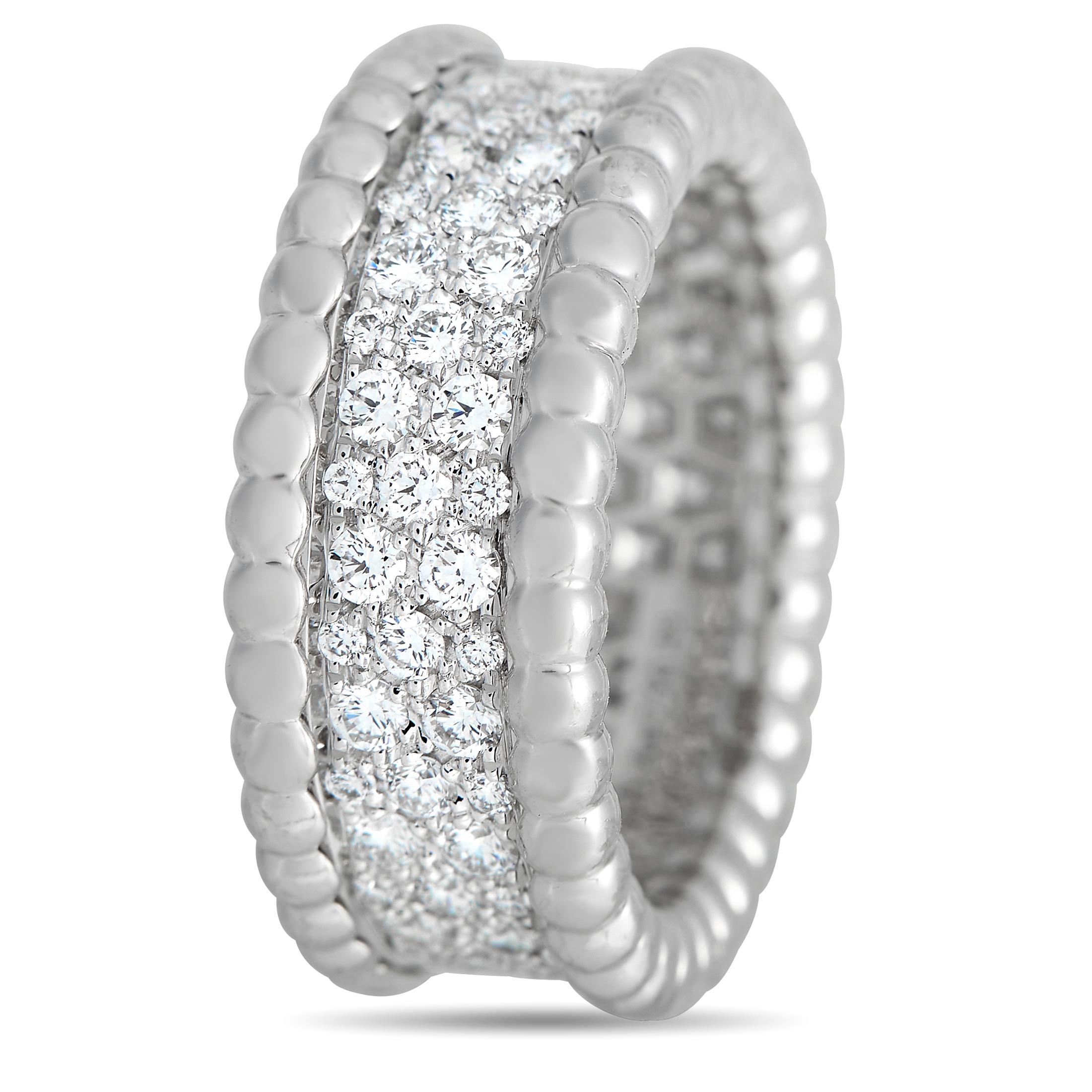 Der Ring Perle von Van Cleef & Arpels wirkt kühn und zart zugleich. Das 6 mm dicke Weißgoldband ist mit drei Reihen von Diamanten besetzt. Die Kanten des Schaftes sind mit einer zierlichen Reihe von winzigen, polierten Weißgold Perlen